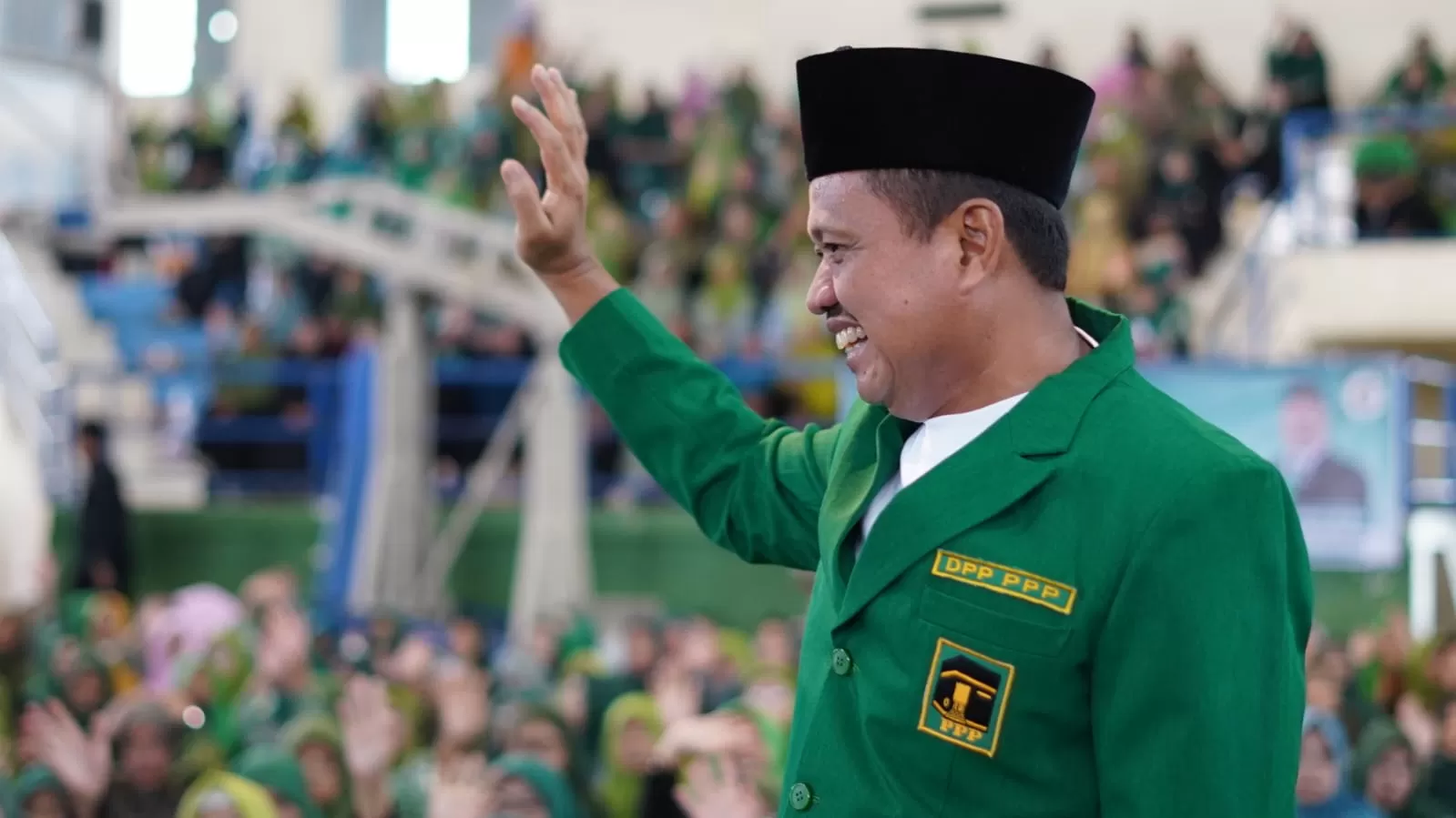 Dony Ahmad Munir saat Kenakan Atribut Partai Persatuan Pembangunan (PPP) (Foto : Istimewa) 