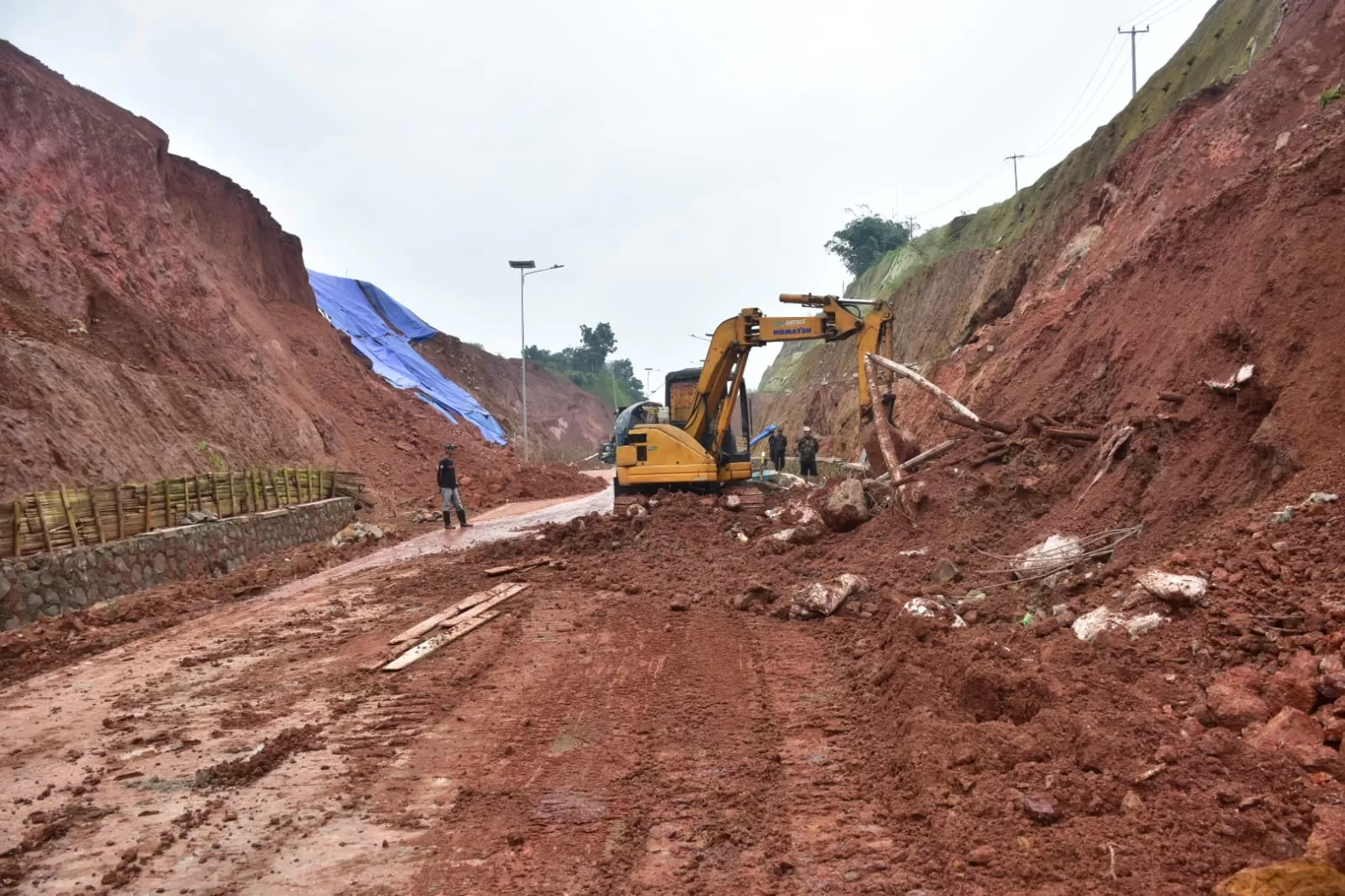 Alat berat saat evakuasi material longsor di Lingkar Utara Jatigede. (Foto : Istimewa)