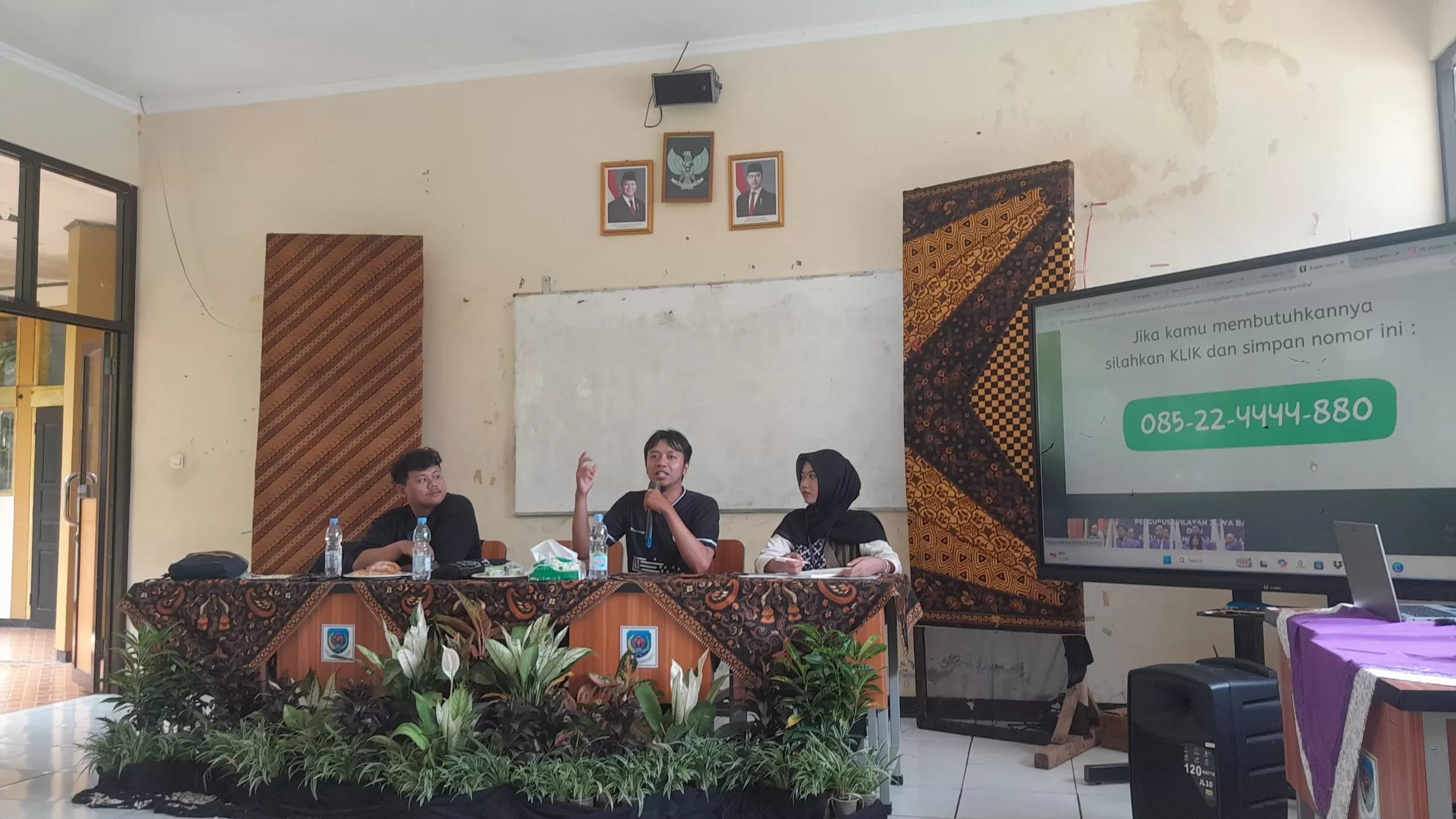 Pengisi materi dari Tahu Ekspres saat pelatihan Basic Training Journalism di SMAN Situraja.