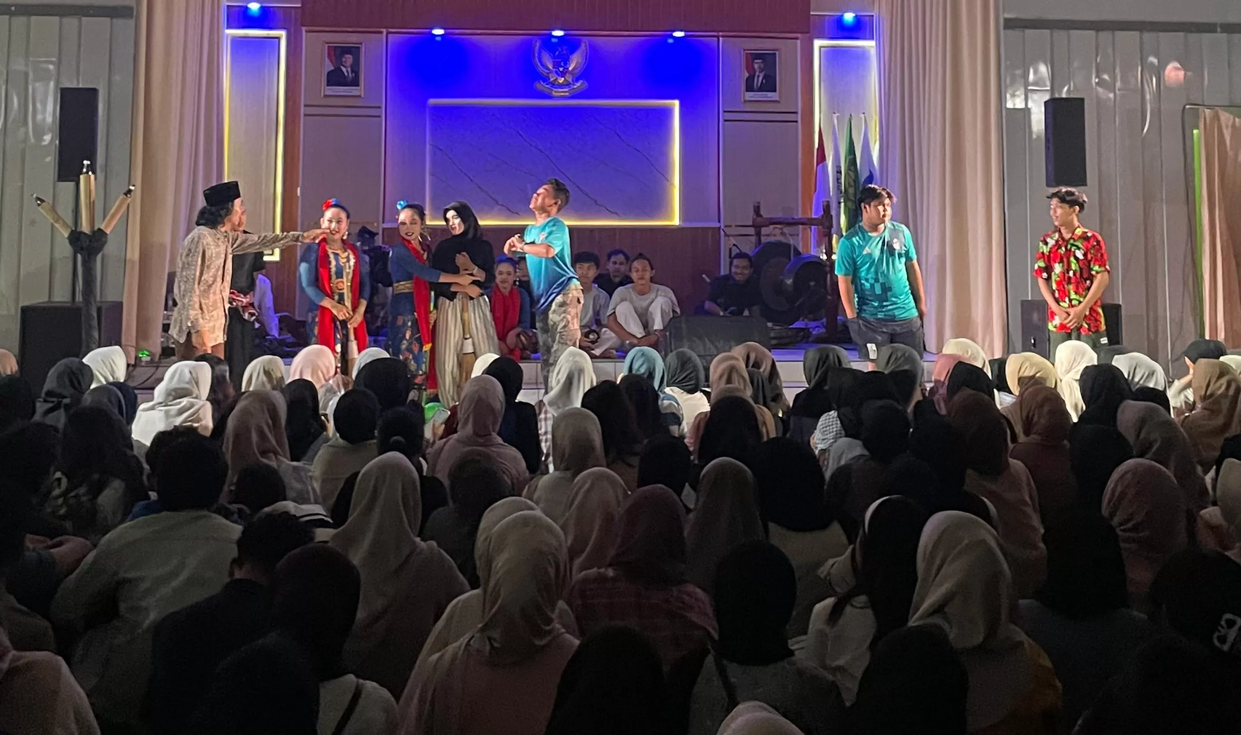 Pementasan longser —Sejumlah pemain dari Teater Wani menampilkan pertunjukan longser bertajuk “Aya Naon di Parakanmuncang” yang disaksikan ratusan penonton di Kecamatan Cimanggung, Kabupaten Sumedang, Sabtu (14/2/2026)