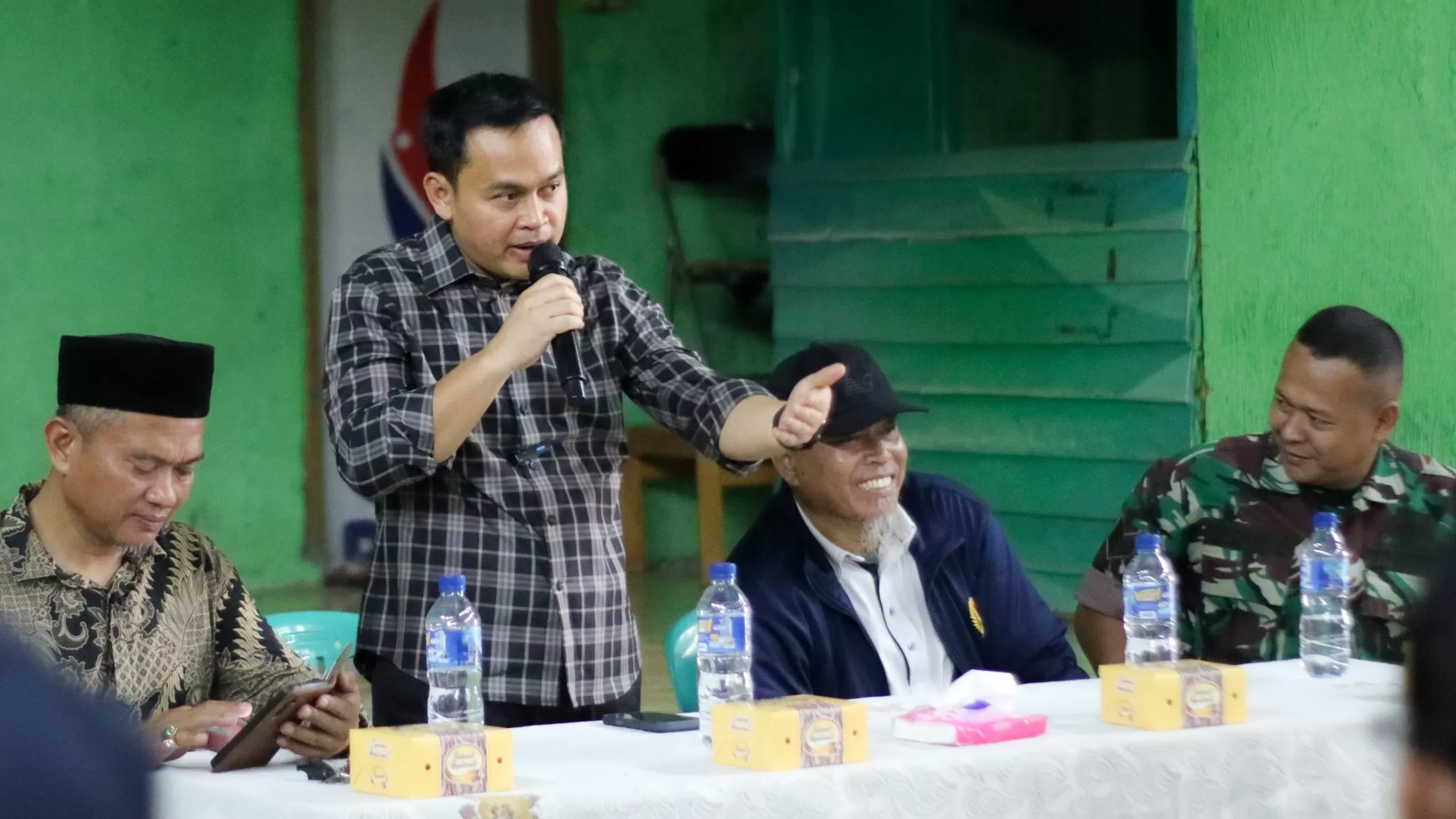 Anggota DPR RI dari Fraksi Nasdem, Ujang Bey, saat sosialisasi 4 Pilar Kebangsaan di Jatinangor. (Foto : Istimewa)