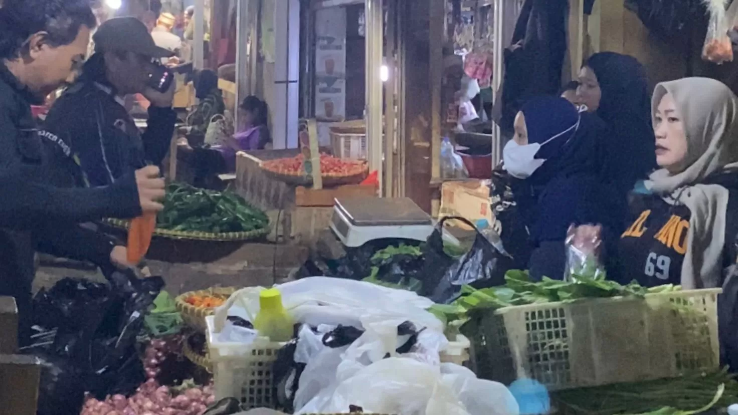 Aktivitas jual beli sayuran di Pasar Parakanmuncang, Desa Sindangpakuon, Kecamatan Cimanggung, Kabupaten Sumedang, Rabu (18/2/2026).