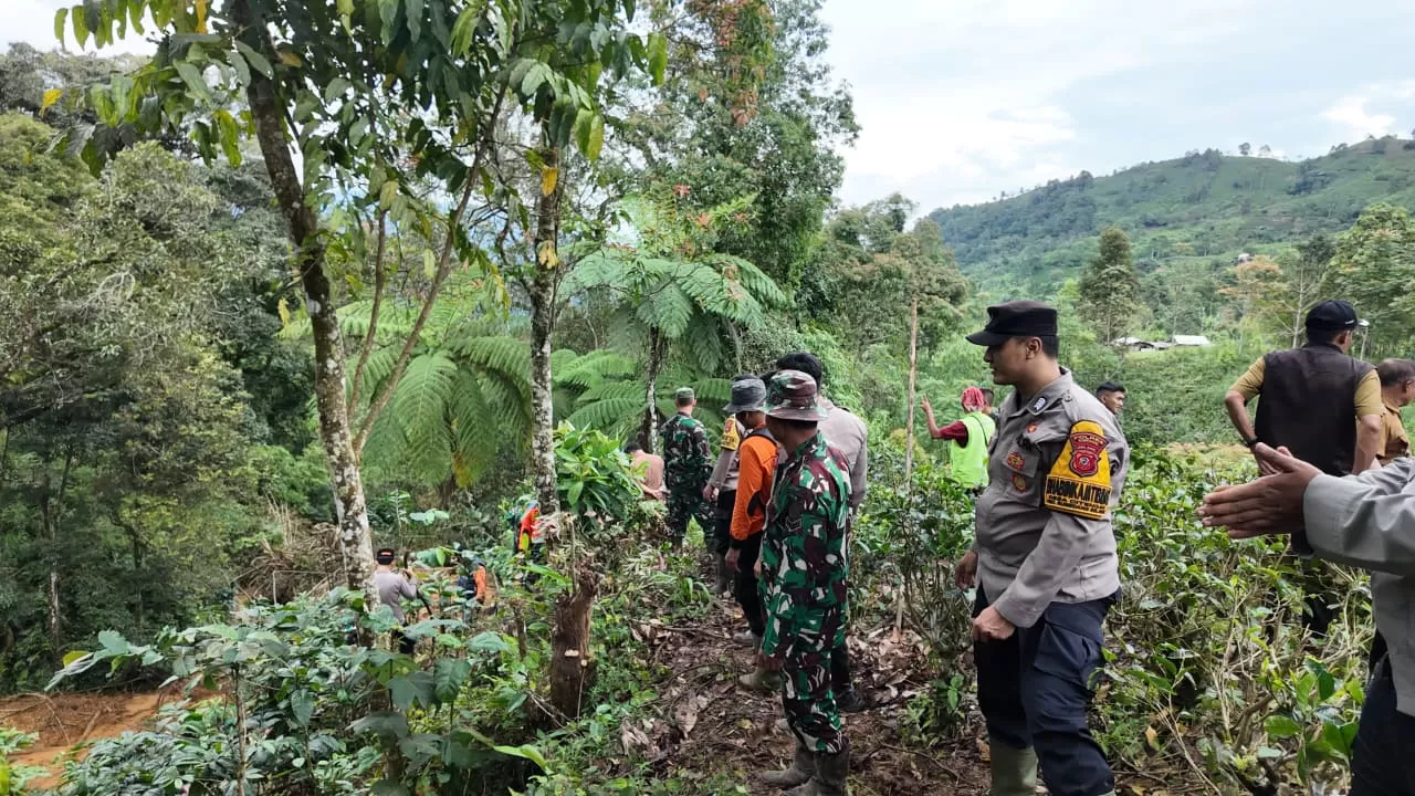 Foto : TNI-Polri, BPBD beserta masyarakat, saat melakukan pemantauan di lapangan, Senin (23/02/2026). ist