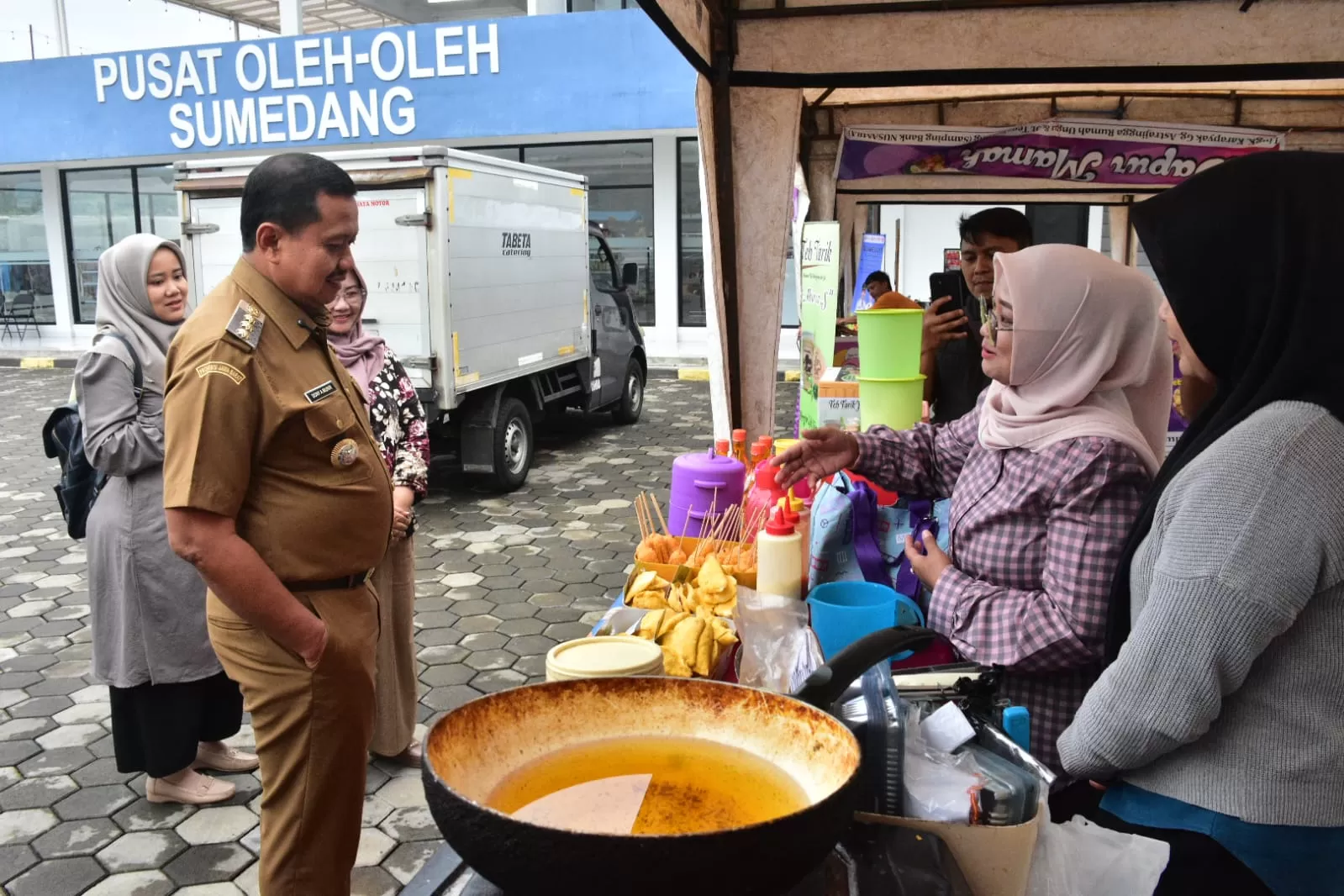 Foto : Bupati Sumedang Dony Ahmad Munir, saat berkunjung ke Pusat Oleh-oleh Sumedang, Senin (23/02/2026) ist