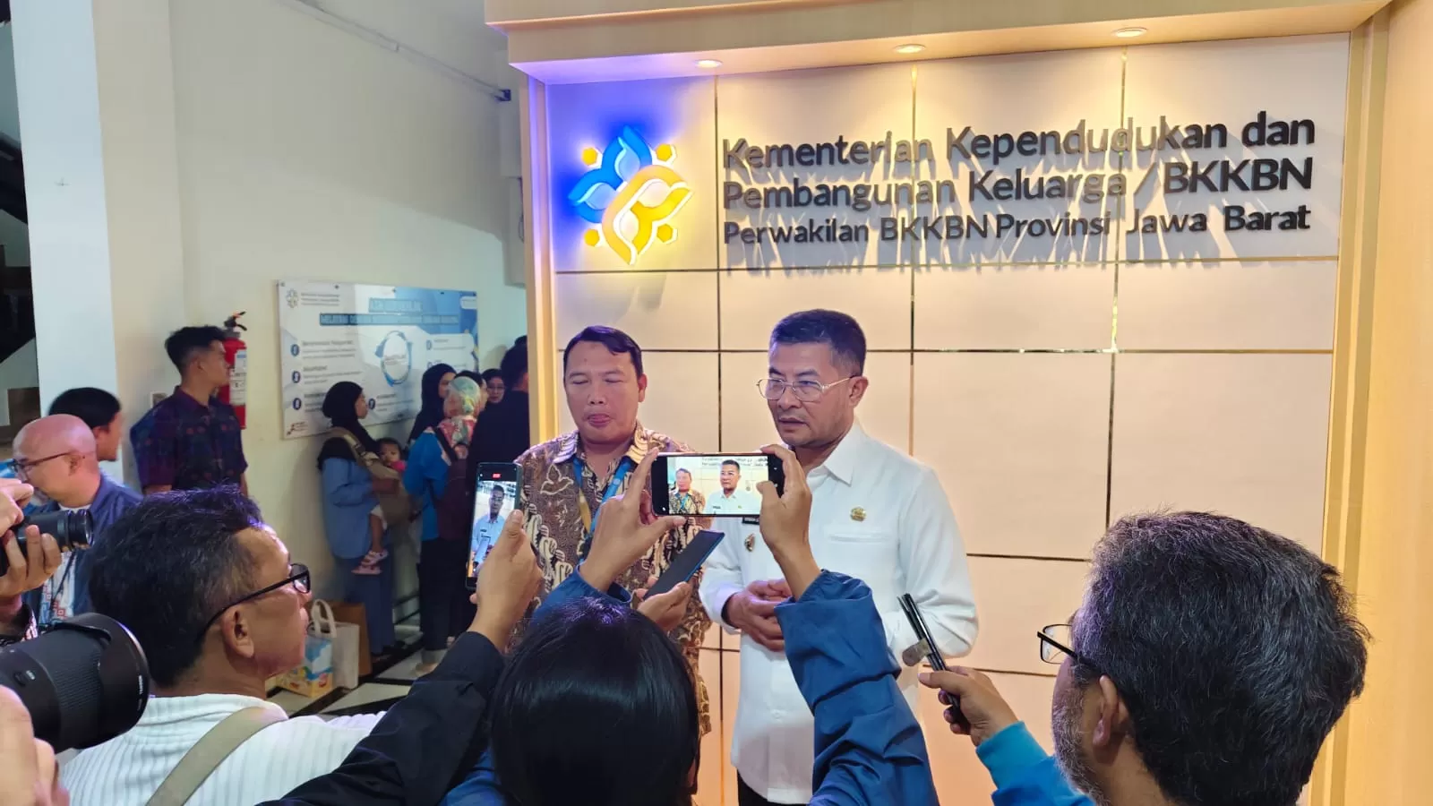 Wakil Gubernur Provinsi Jawa Barat, Erwan Setiawan (putih), saat di wawancarai oleh awak media di Kantor Perwakilan BKKBN Jawa Barat di Kota Bandung.