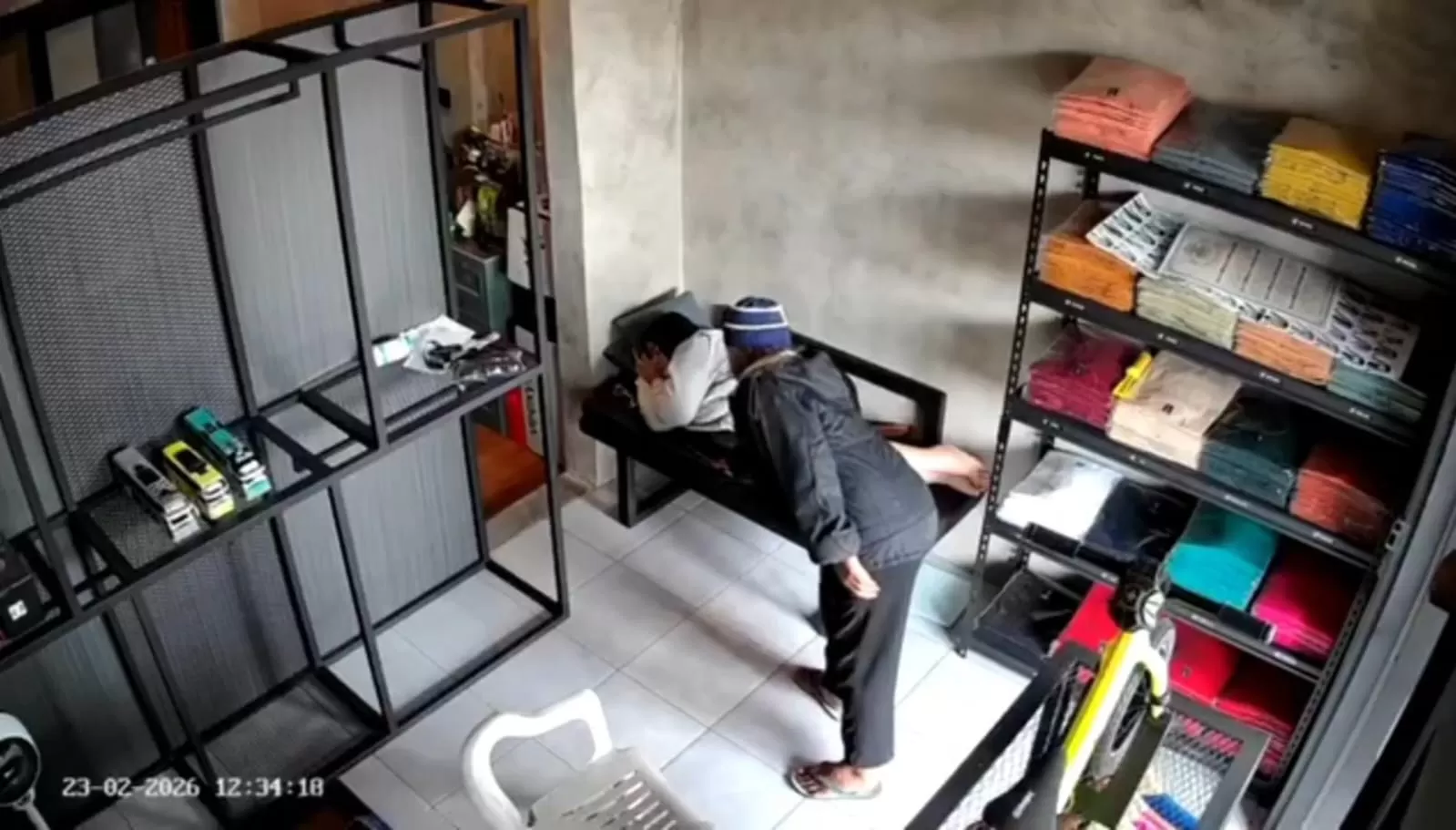 Viral CCTV merekam aksi pencurian iphone 17