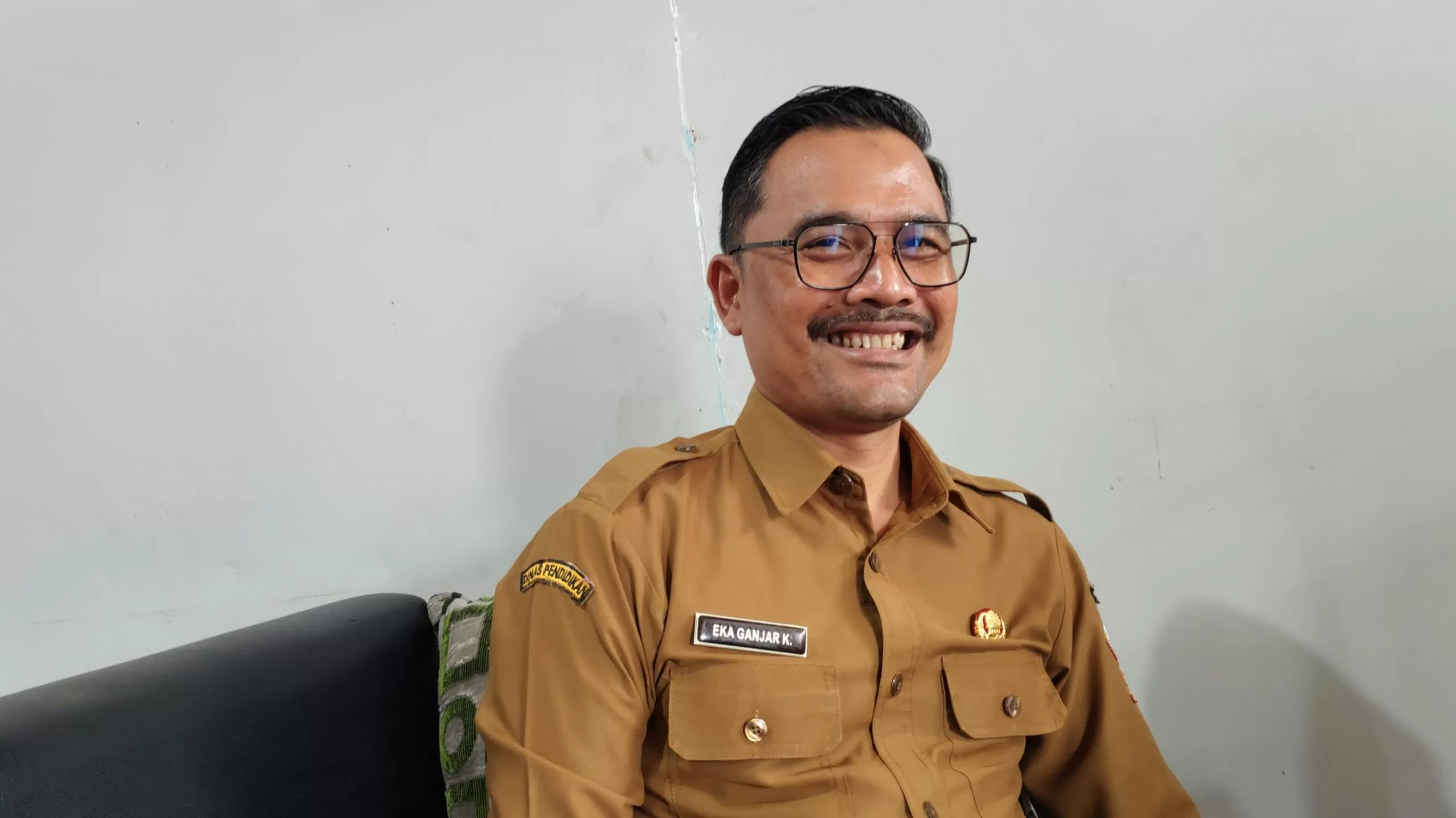 Foto : Kepala Dinas Pendidikan Kabupaten Sumedang, Eka Ganjar Kurniawan, di kantor sekretariat IJTI Sumedang. Senin (02/02/2026). -G'jodt