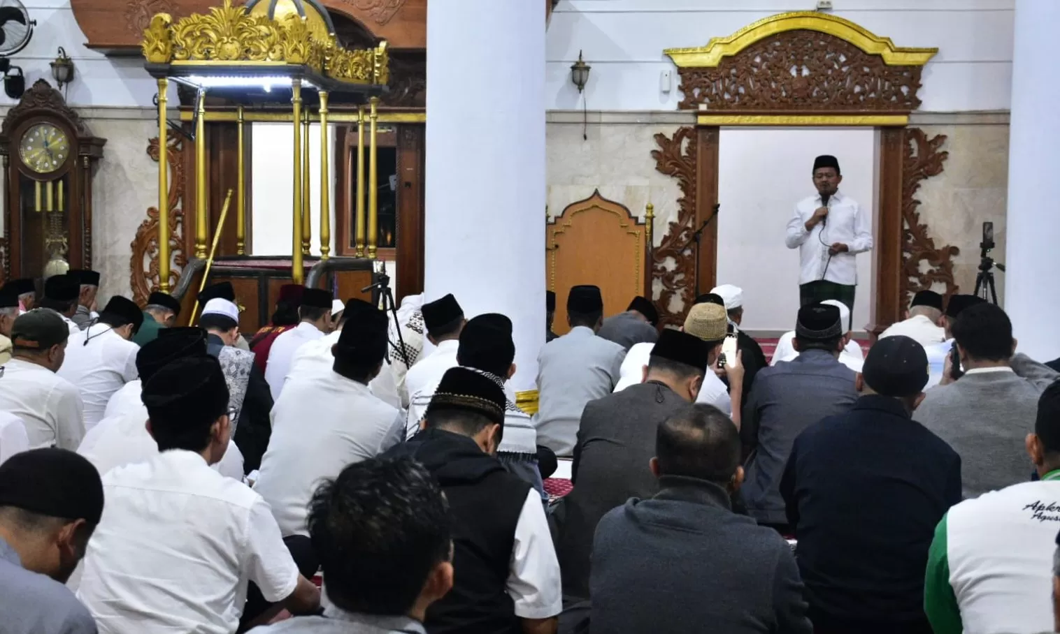 Ratusan Pejabat Pemda Sumedang saat Sholat Subuh Berjama'ah yang Digelar Sebulan Sekali di Masjid Agung Sumedang Setiap Hari Rabu (Foto : Istimewa) 