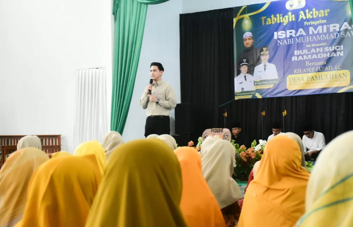 Wakil Bupati Sumedang, M. Fajar Aldila saat menghadiri Tabligh Akbar dan peringatan Isra Mi’raj Nabi Muhammad SAW sekaligus menyambut bulan suci Ramadan di Desa Pamulihan, Kecamatan Pamulihan (Foto : Istimewa) 