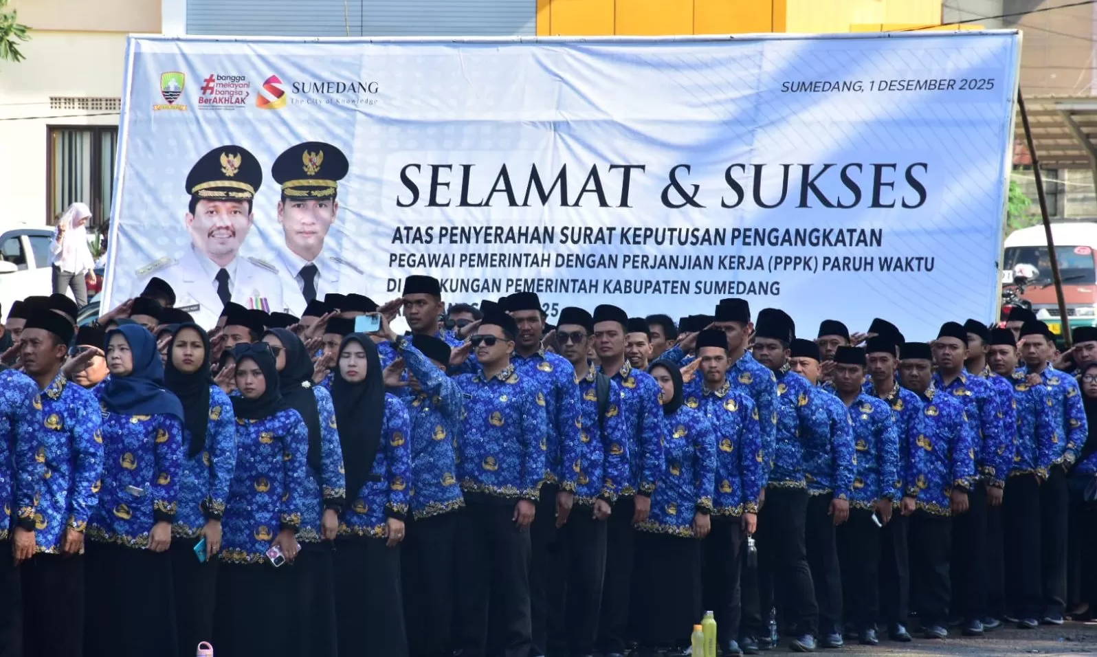 Saat Penyerahan SK dilakukan saat Upacara Peringatan Hari Ulang Tahun Korps Pegawai Republik Indonesia (Korpri) ke-54 Tahun 2025 di Pusat Pemerintahan Sumedang (Foto : Istimewa) 