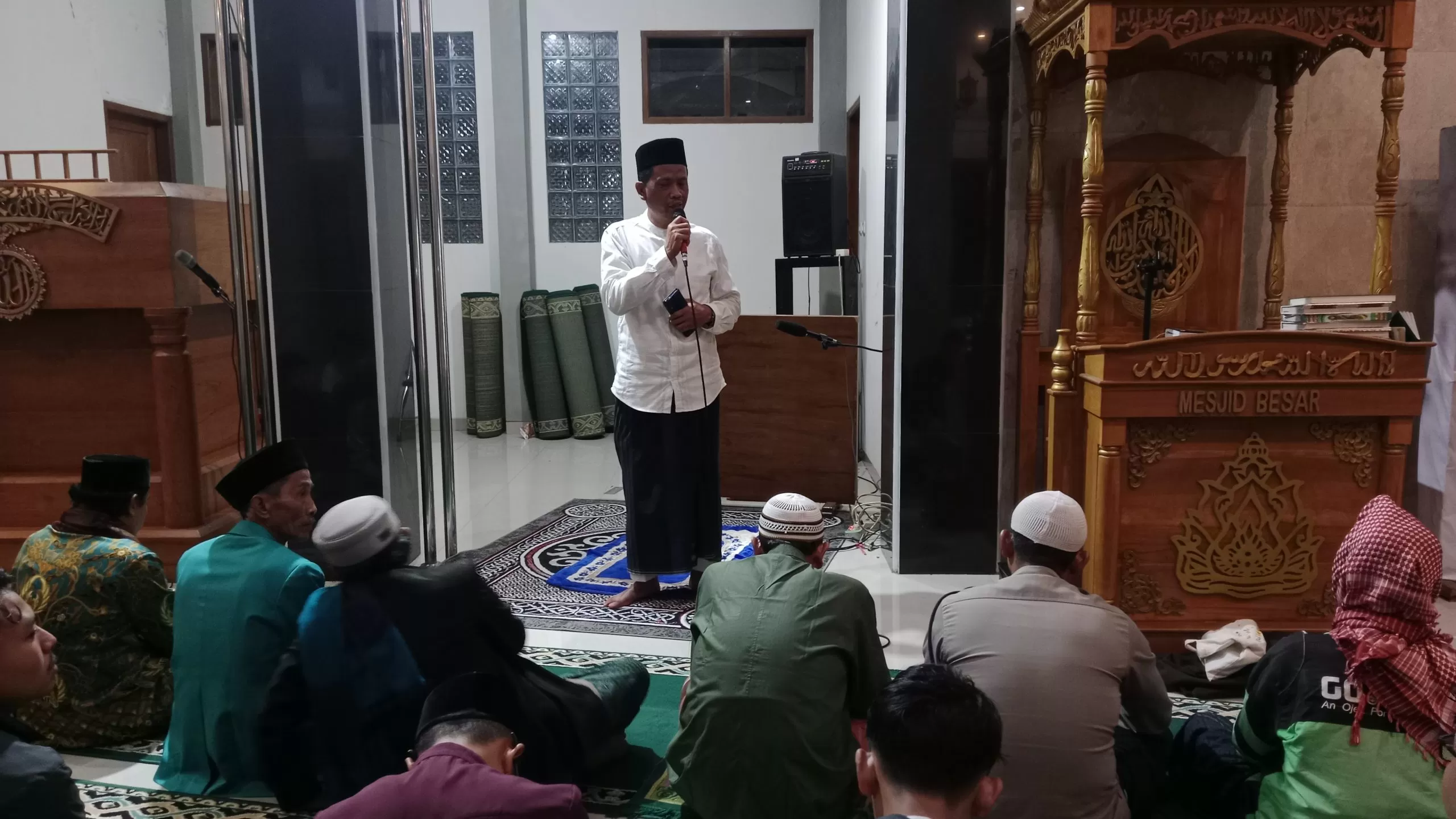 Camat Buahdua, Kiki Hakiki saat Memberikan Sambutan Sekaligus Kultum di Masjid At-Taqwa Kecamatan Buahdua (Foto : Istimewa) 