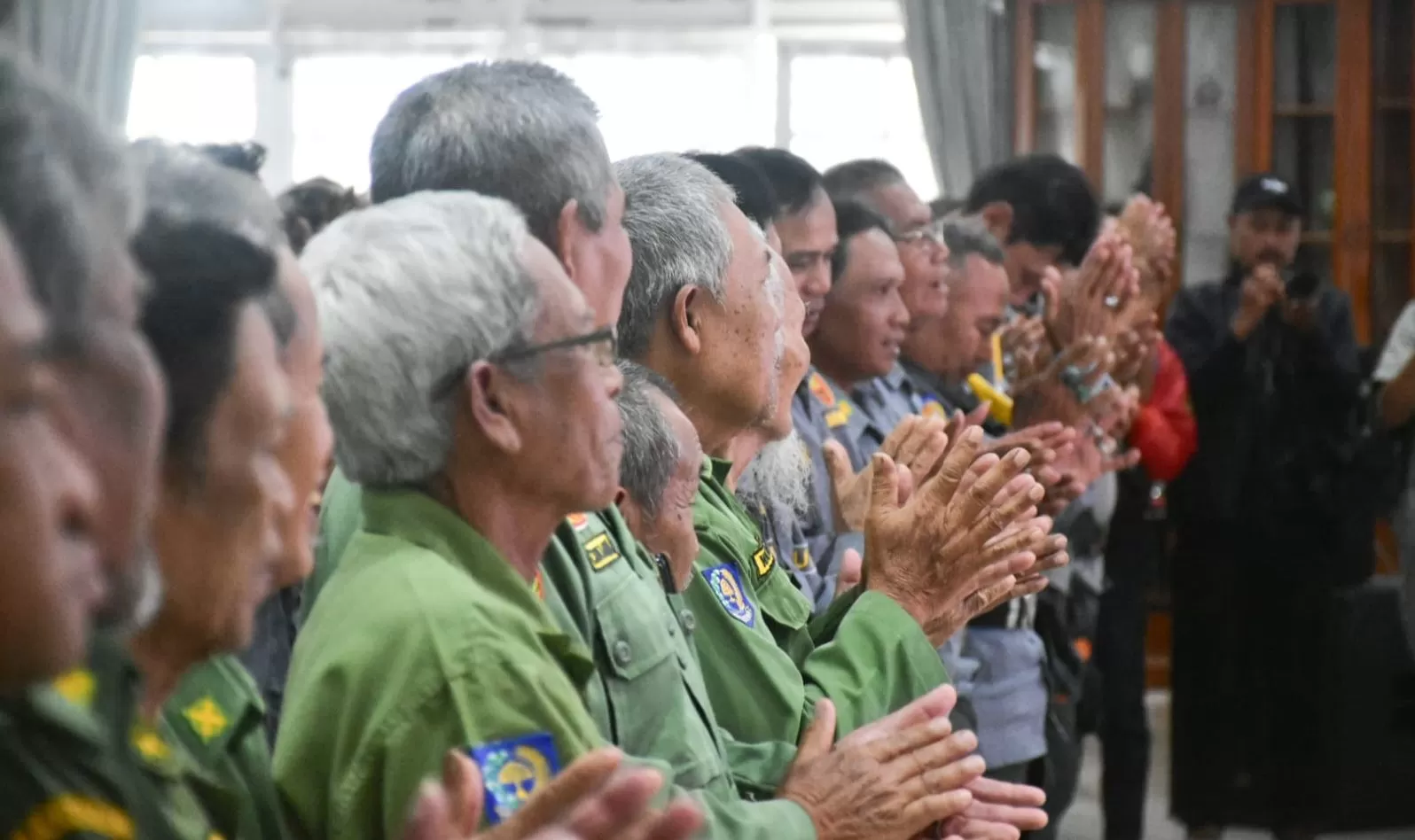 Anggota Satlinmas saat Diberi Insentif oleh Pemkab Sumedang di Gedung Negara Kabupaten Sumedang (Foto : Istimewa) 