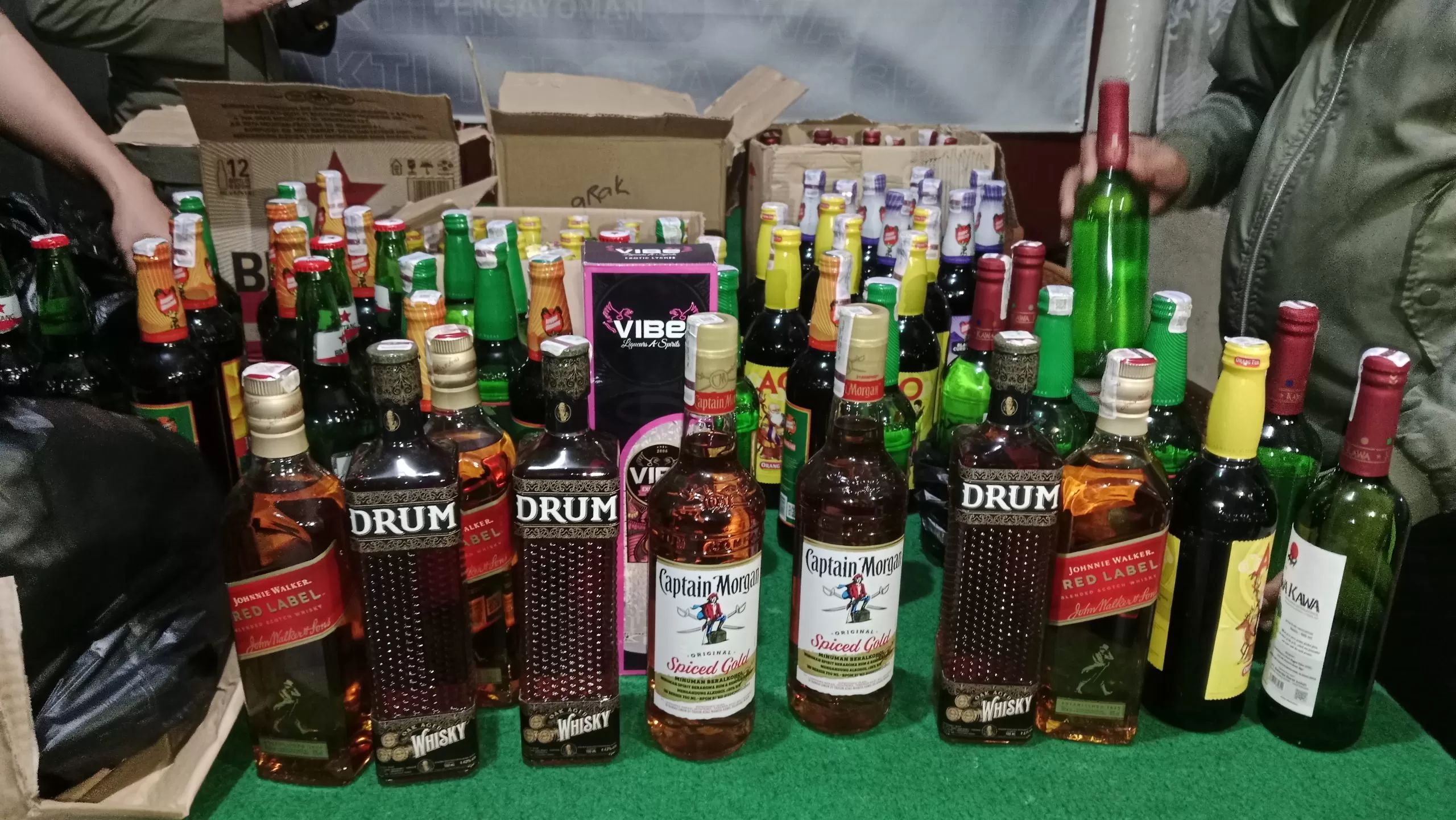 Ratusan Botol Miras yang Diamankan Satpol PP Sumedang pada Operasi Pekat di Wilayah Tanjungsari-Jatinangor (Foto : Istimewa) 