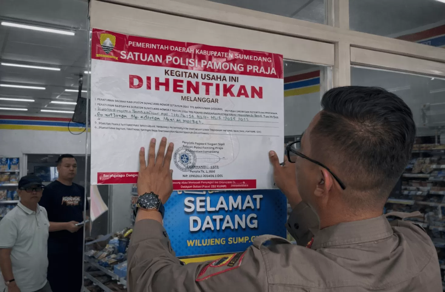 Kabid PPUD Satpol PP Sumedang, Ian Ariyandhy saat Menyegel Mini Market di Wilayah Kecamatan Wado, Kabupaten Sumedang (Foto : Istimewa) 