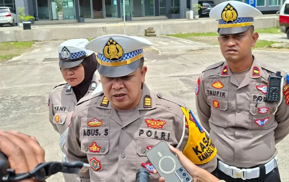 Kasat Lantas Polres Sumedang AKP Agus Sukaedi Suryana (tengah) saat Diwawancarai Awak Media di Terminal Ciakar (Foto : Istimewa) 