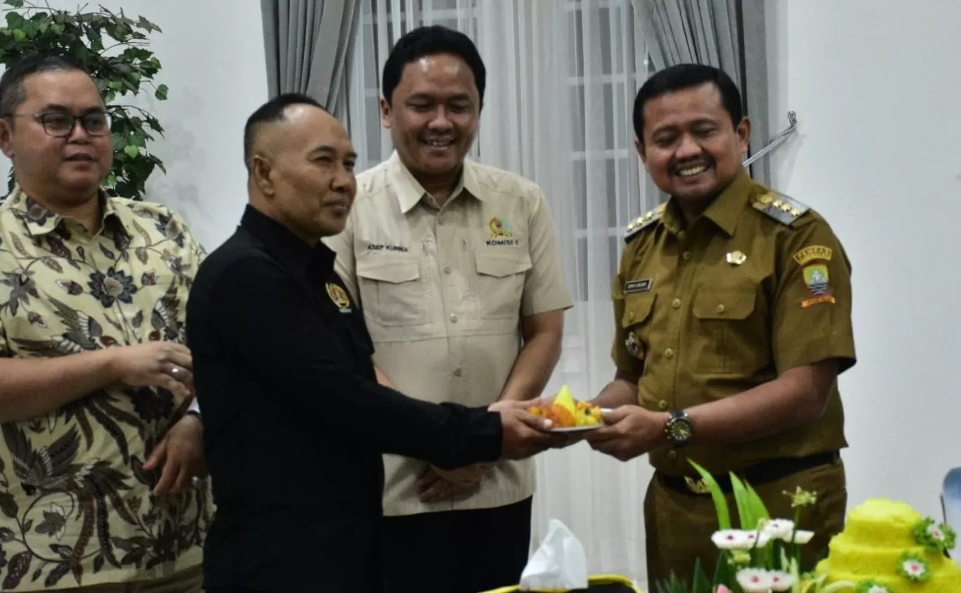 Simbolis Potong Tumpeng Acara Hari Pers Nasional (HPN) Sekaligus HUT Ke-80 PWI di Gedung Negara Kabupaten Sumedang (Foto : Istimewa) 