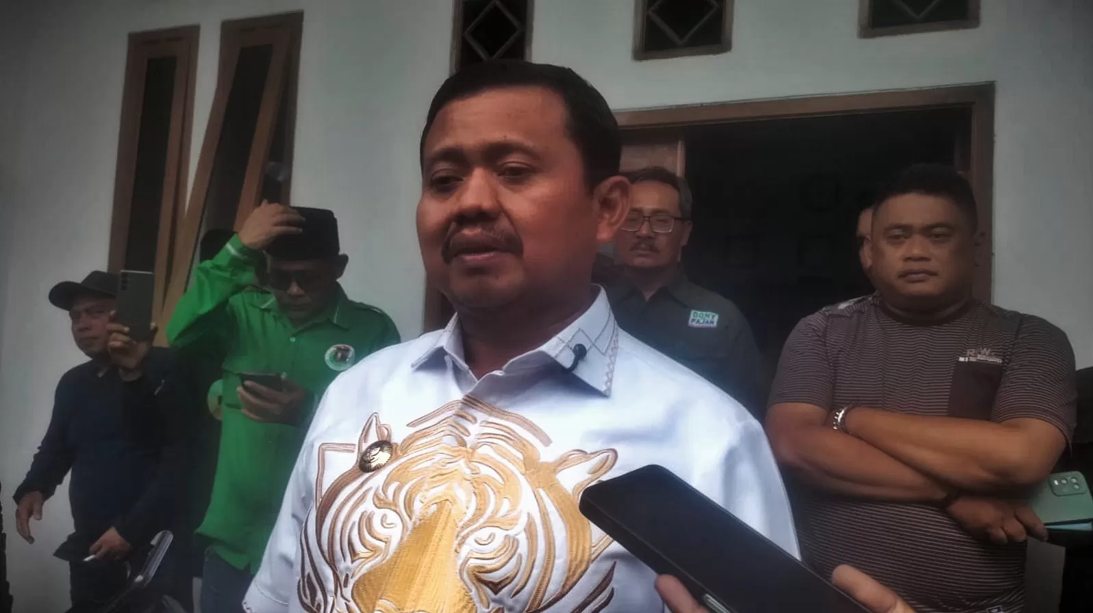 Bupati Sumedang, Dony Ahmad Munir saat Diwawancarai Awak Media di Halaman Kantor DPC PPP Sumedang (Foto : Istimewa) 