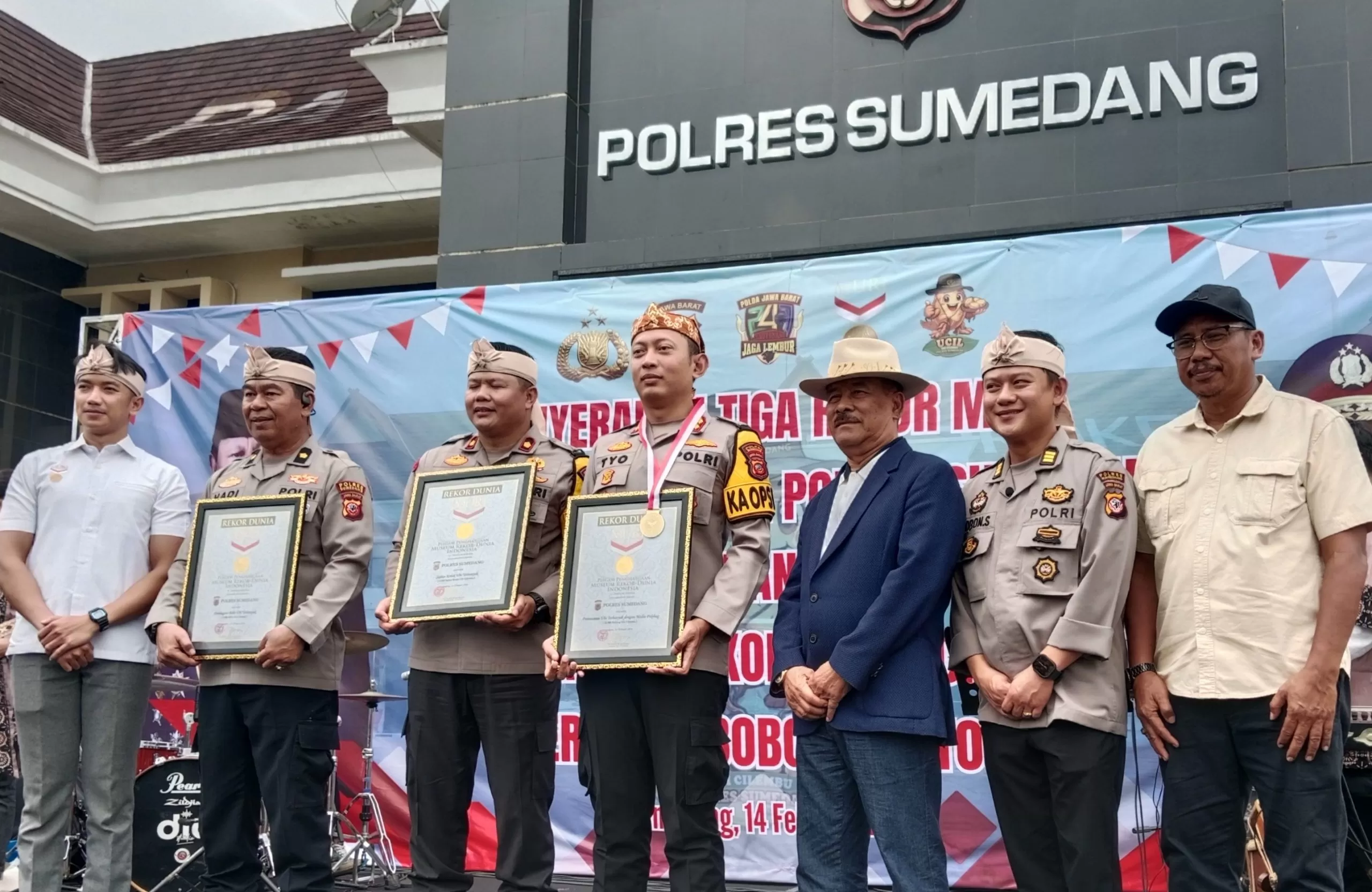 Penyerahan Piagam Rekor Dunia dari MURI Kepada Polres Sumedang (Foto : Istimewa) 