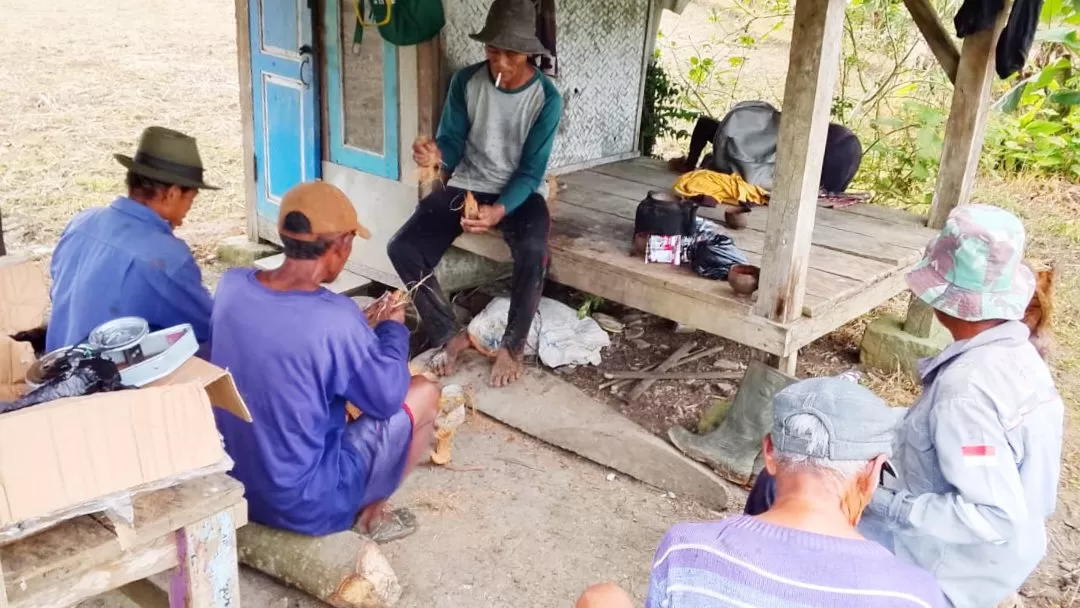 Potret Para Petani Padi di Desa Renggasari Kecamatan Surian sedang beristirahat di sebuah Saung, Ist.