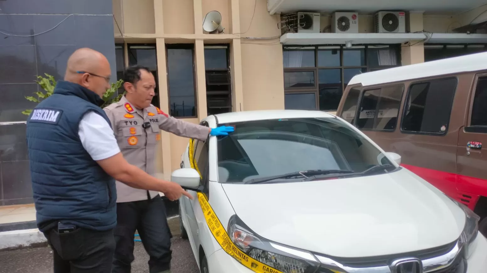 Kapolres Sumedang, AKBP Sandityo Mahardika bersama Kasat Reskrim AKP Tanwin Nopiansah saat Menunjukan Barang Bukti Beberapa Unit Mobil (Foto : Istimewa) 