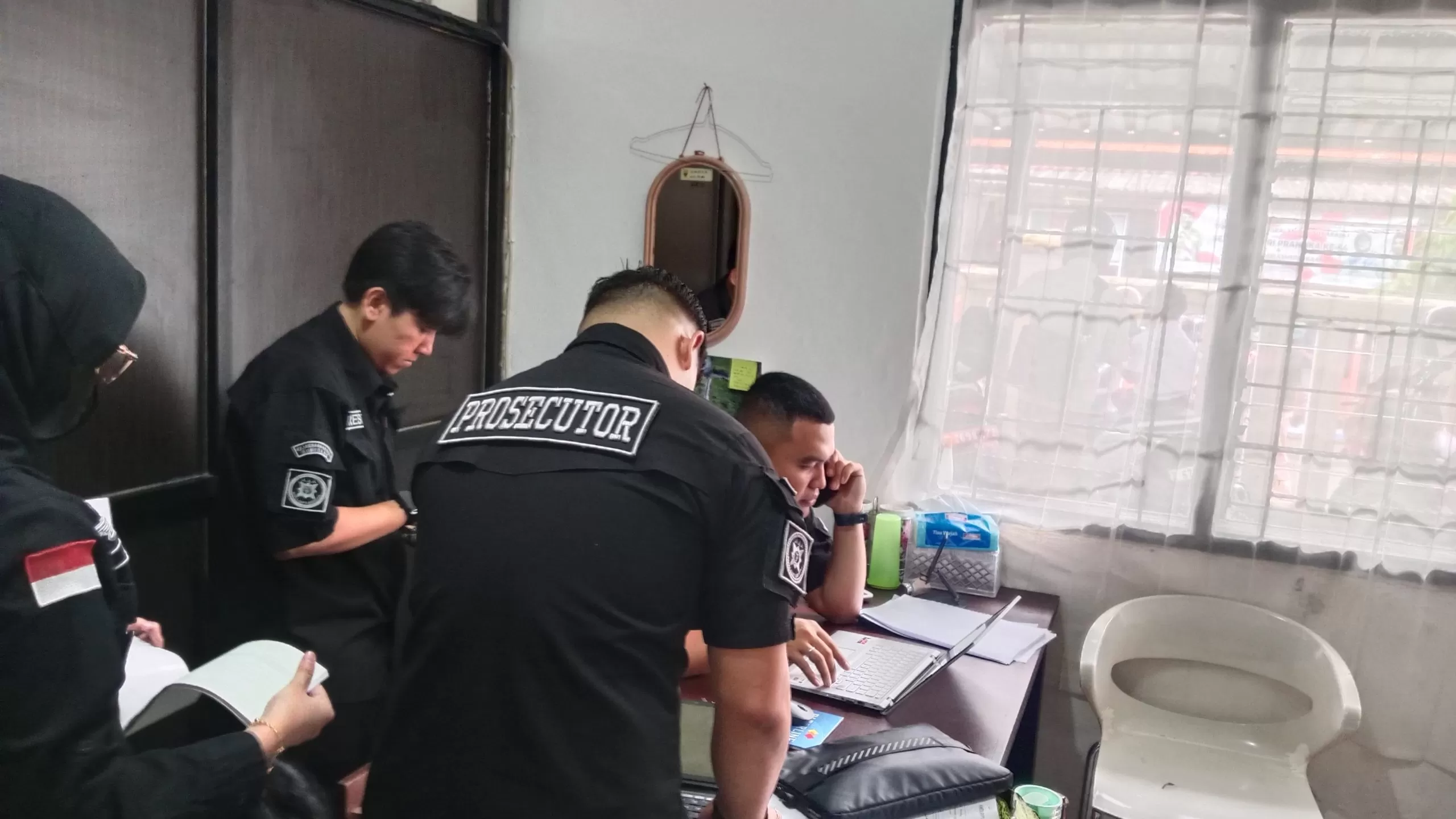 Tim Penyidik Kejari Sumedang saat Menggeledah Kantor Bakesbangpol Sumedang (Foto : Istimewa) 