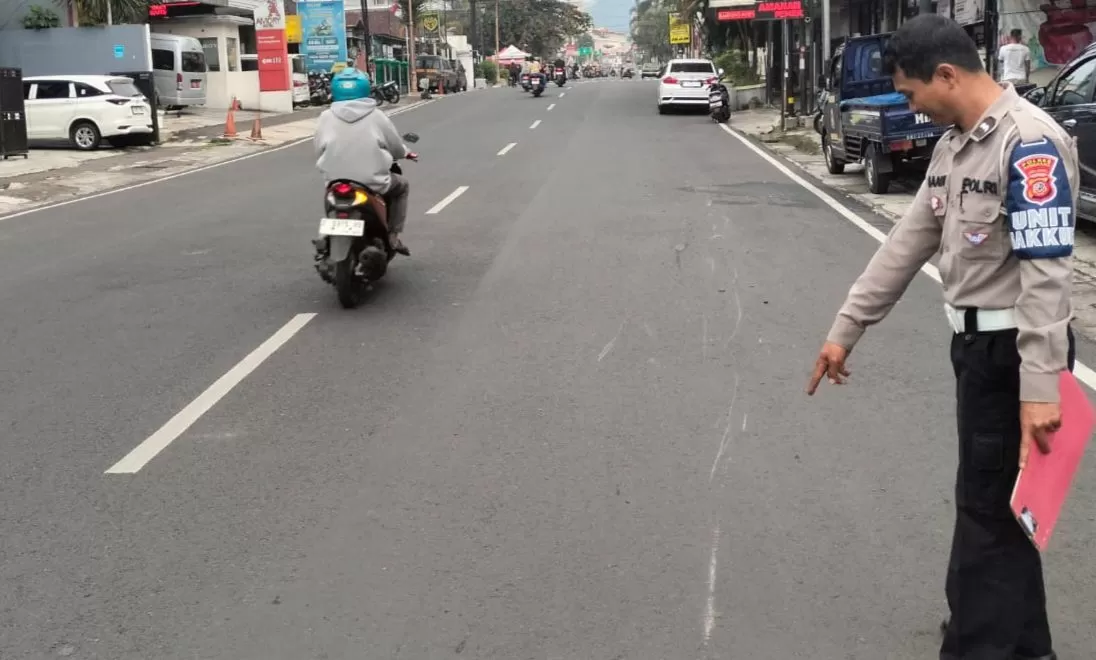 Anggota Polisi saat di TKP Kecelakaan (Foto : Istimewa) 