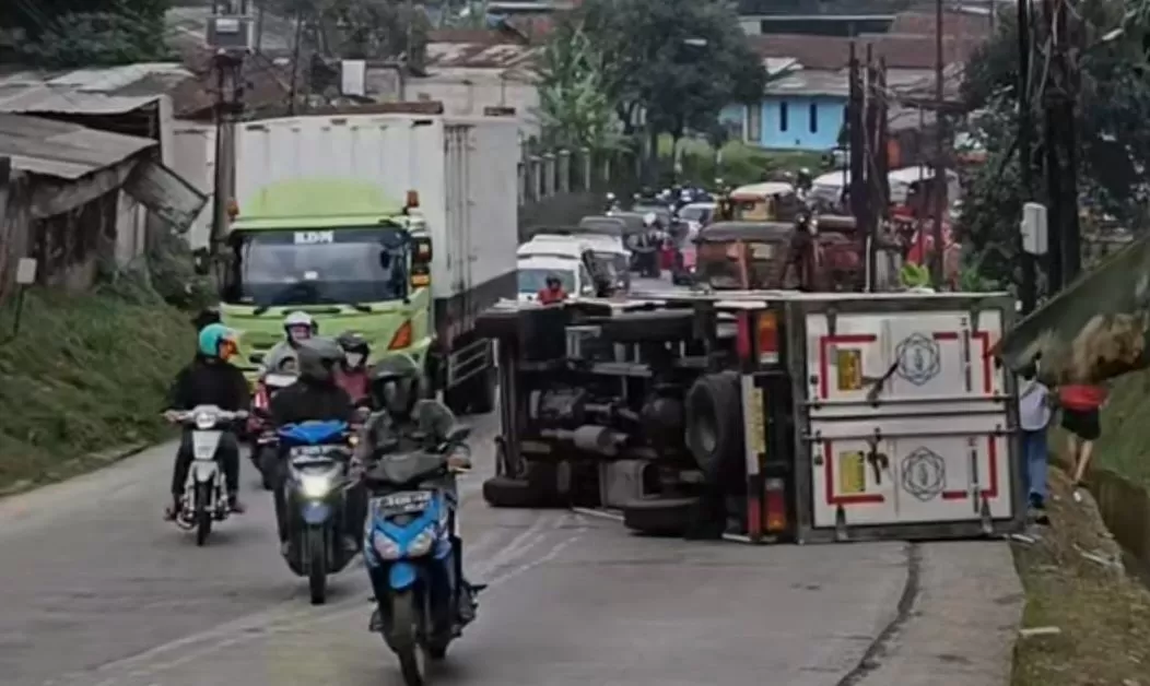 Tampak Truk Box Terguling di Kawasan Tunggul Hideung, Kecamatan Cimanggung (Foto : Istimewa) 