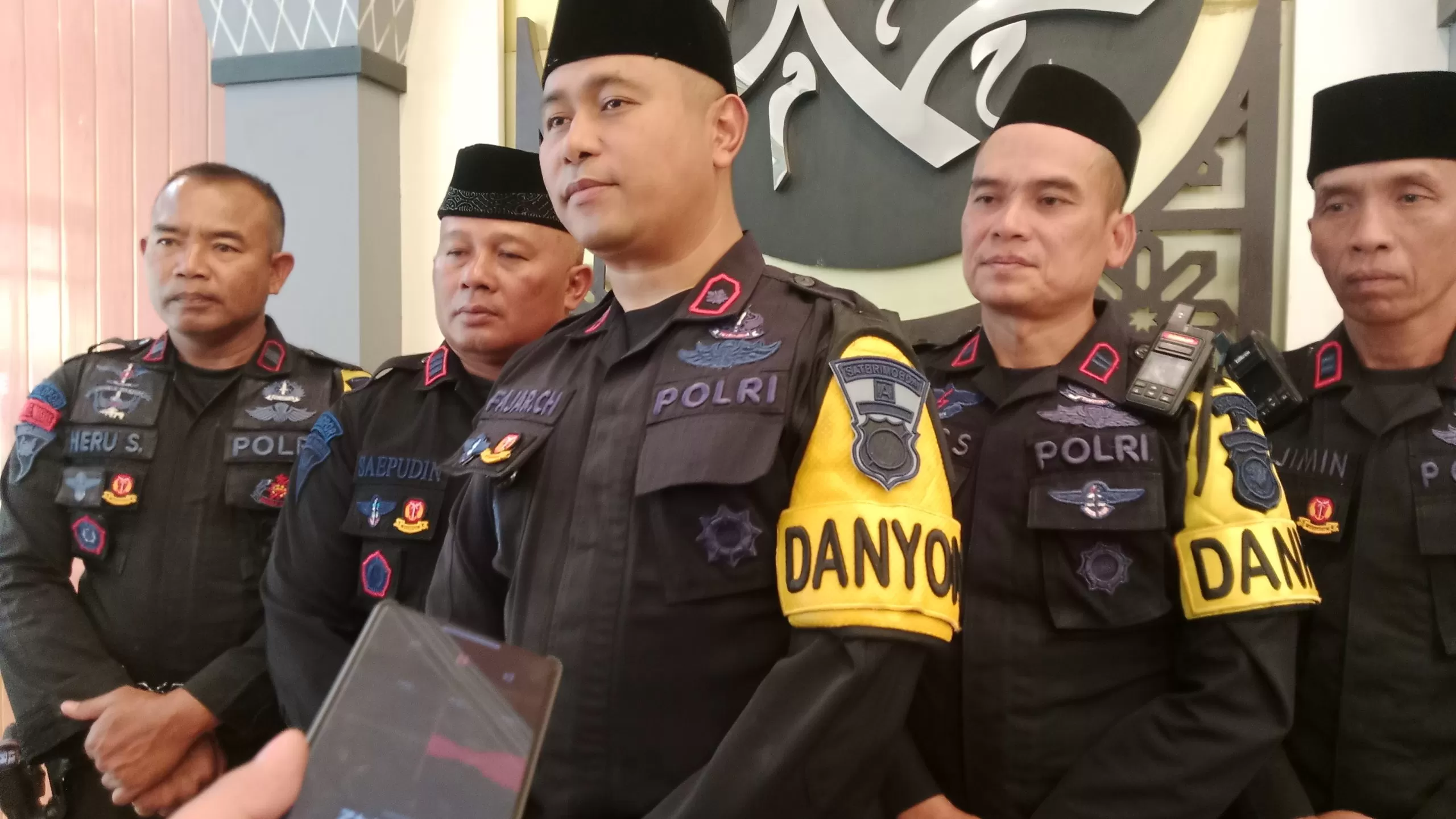 Komandan Batalyon A Pelopor Sat Brimob Polda Jawa Barat, Kompol Fajar Cahyono (tengah) saat Diwawancarai Awak Media (Foto : Istimewa) 