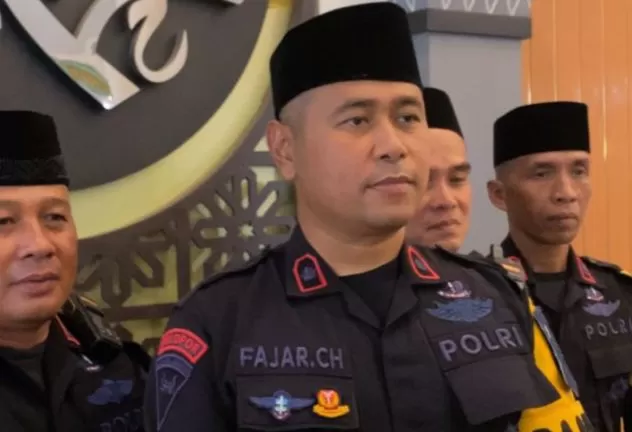 Danyon A Pelopor Satbrimob Polda Jawa Barat, Kompol Fajar Cahyono (tengah) (Foto : Istimewa) 