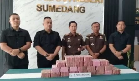 Kasi Pidsus Kejaksaan Negeri Sumedang Fawzal Mahfudz Ramadhani (tengah) (Foto : Istimewa) 