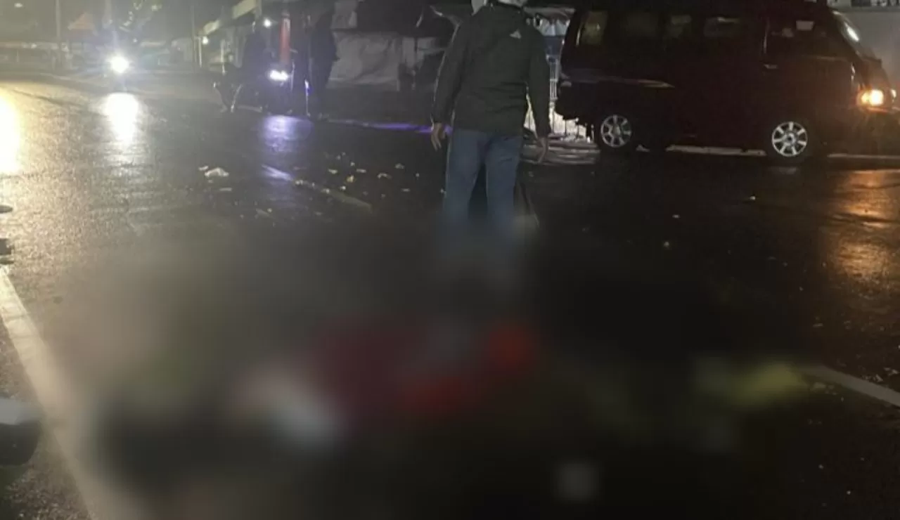 Salah Seorang Korban Laka Lantas Tergeletak di Jalanan Sebelum Datang Ambulan untuk Dibawa ke Rumah Sakit (Foto : Istimewa) 