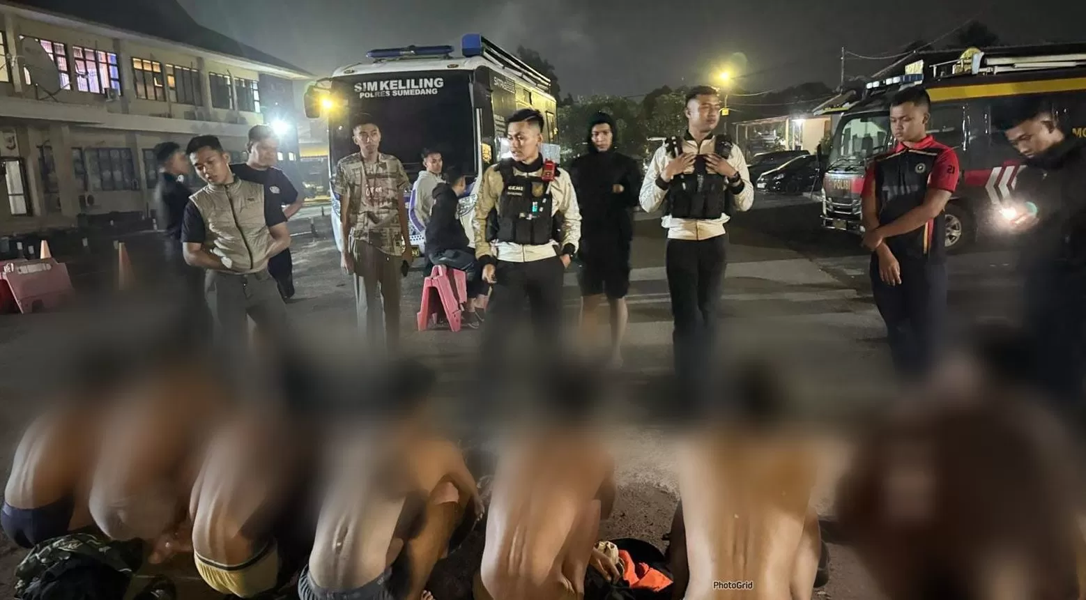 10 Remaja yang Hendak Perang Sarung Asal Sumedang yang Diamankan Tim Kujang Polres Sumedang di Mako Polres Sumedang (Foto : Istimewa) 