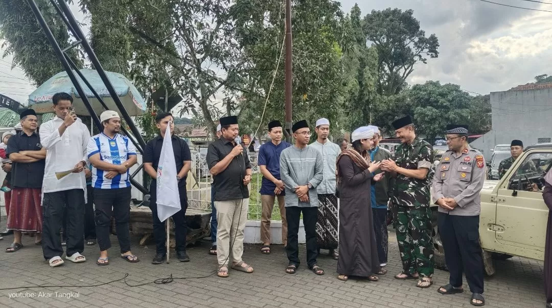 Foto : Berbaris, Bupati Dony (memegang mic) saat memberikan sambutan, sebelum pelepasan pasukan bermotor laksanakan pawai Ta'aruf, Selasa (17/02/2026) sore.