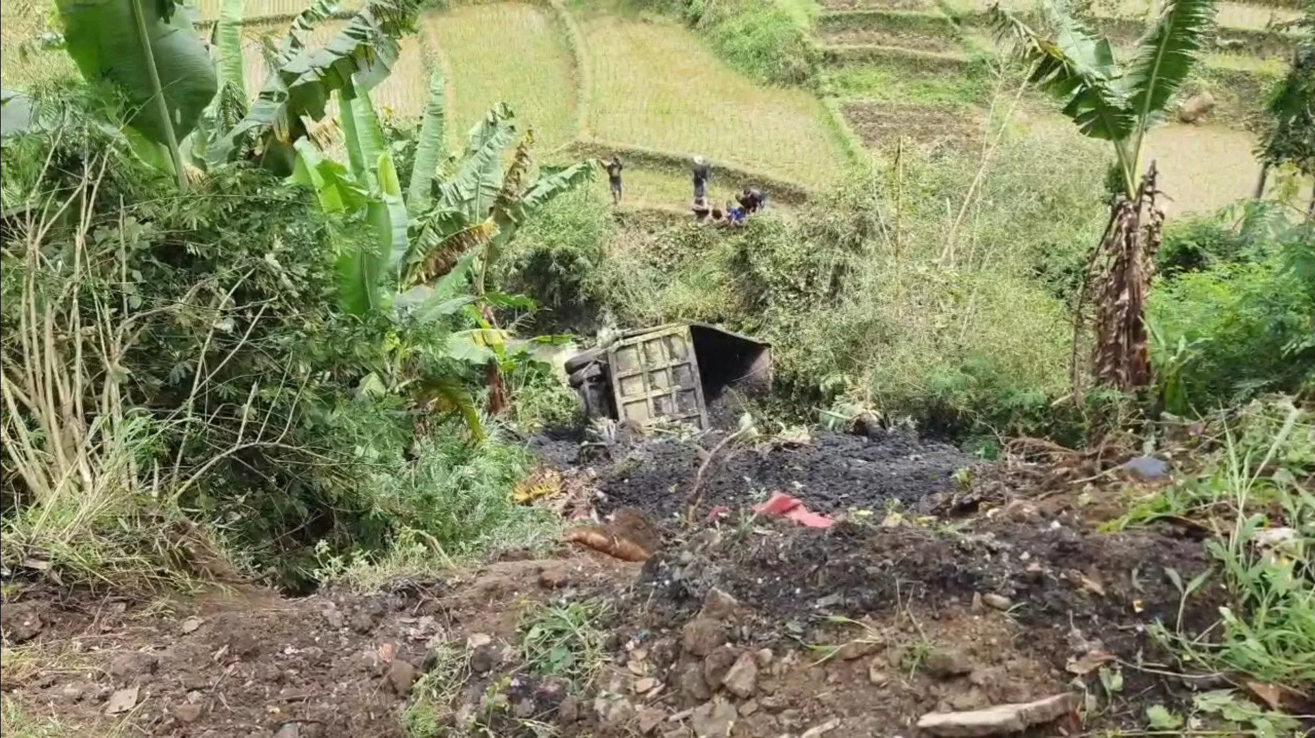 Truk Batubara Terjun Ke Jurang 25 Meter di Jalur Cadas Pangeran Kawasan Cigendel