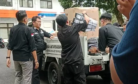 Tim Penyidik Kejari Sumedang saat Menyita Sejumlah Dokumen yang Menjadi Bahan Bukti Dugaan Korupsi di Bakesbangpol Sumedang (Foto : Istimewa) 