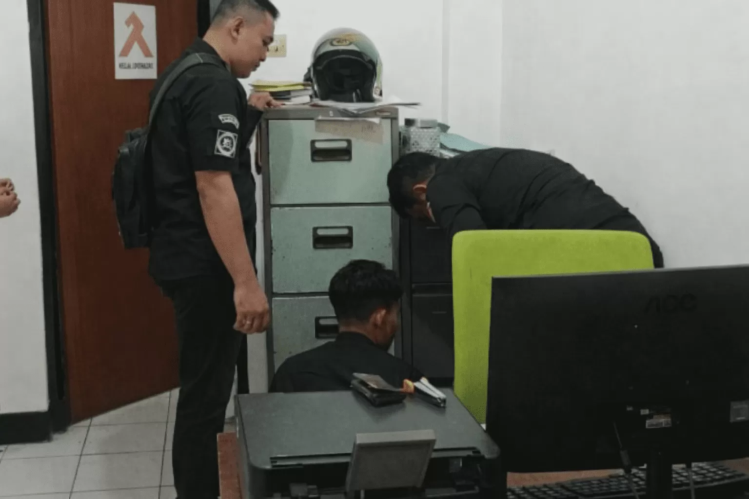 Saat Tim Penyidik Kejari Sumedang sedang Menggeledah Kantor Bakesbangpol Sumedang (Foto : Istimewa) 