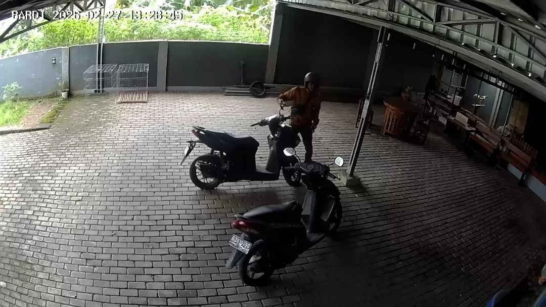 Seorang pemuda tertangkap kamera saat diduga mencuri spion warga Cimanggung. (Foto : Istimewa)