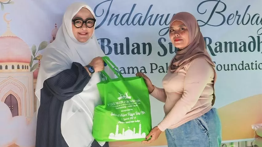 Direktur Utama RS Pakuwon, Erna Yuliana Noerony, saat bakti sosial untuk warga sekitar. (Foto : Istimewa)