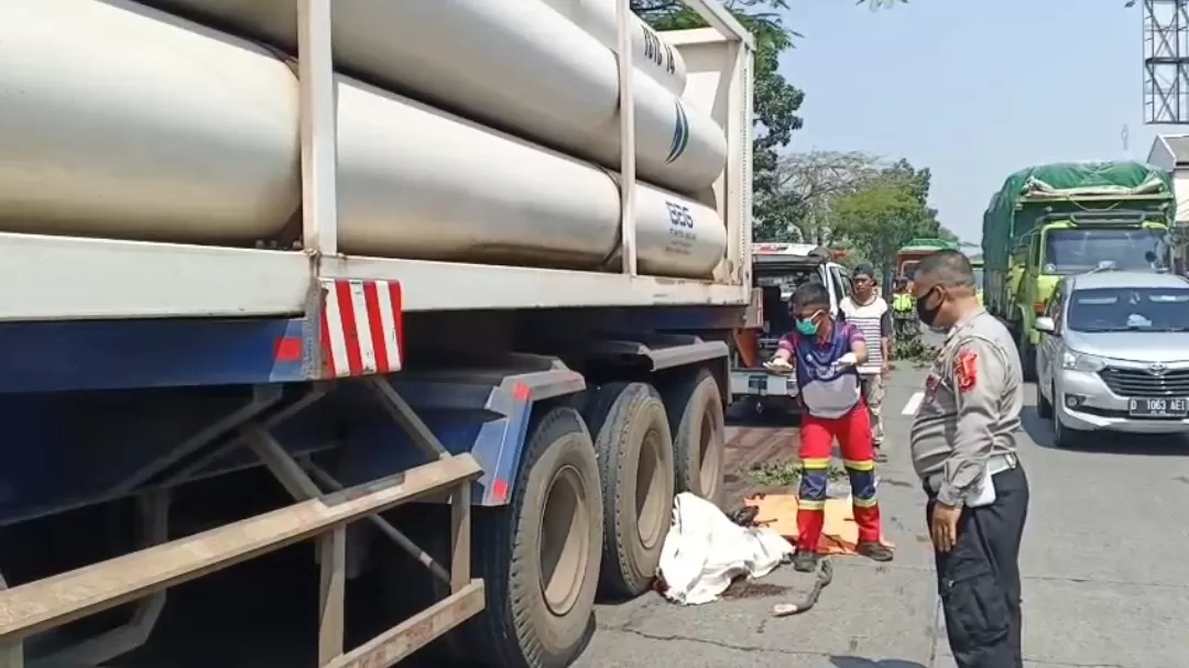 Proses evakuasi kecelakaan lalulintas di Cimanggung. (Foto : Istimewa)