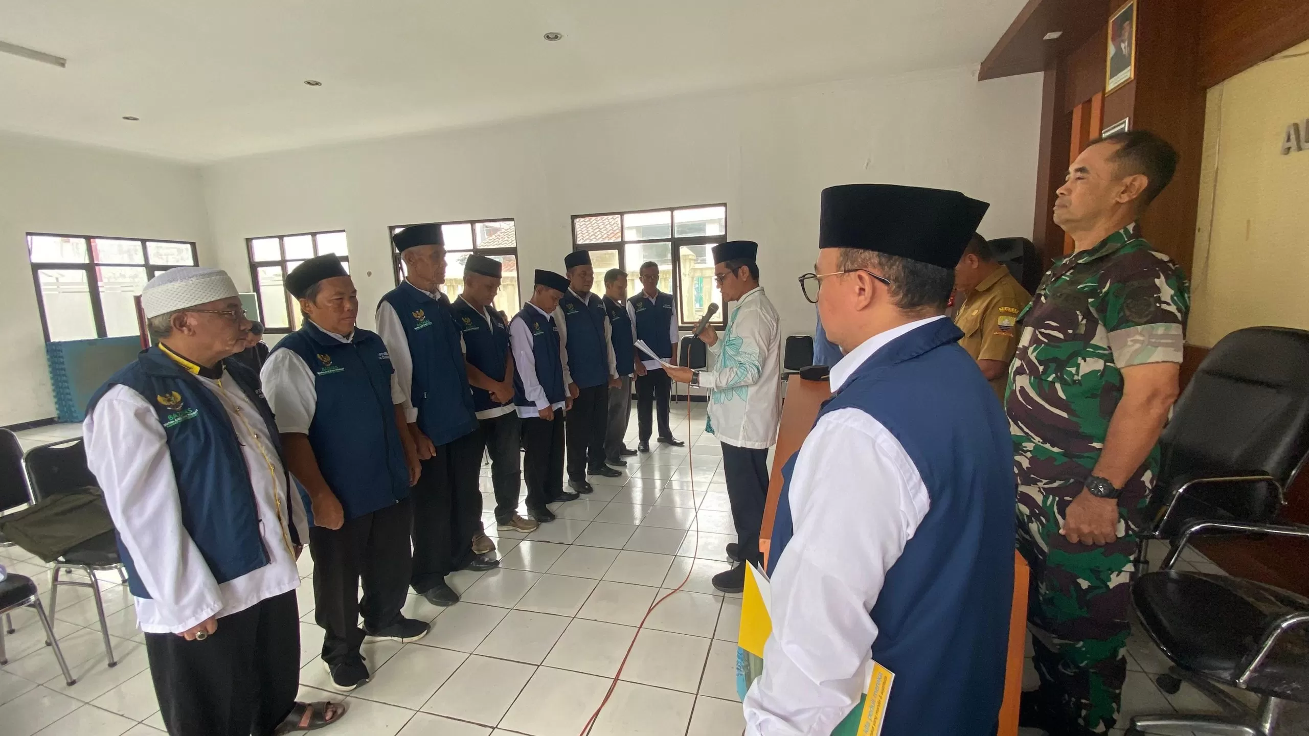 Wakil Ketua IV Baznas Kabupaten Sumedang Dr. Budi Solihin, M.A melantik pengurus UPZ desa dan DKM masjid se-Kecamatan Cimanggung di Aula Kecamatan Cimanggung, Sumedang, Selasa (3/3/2026),