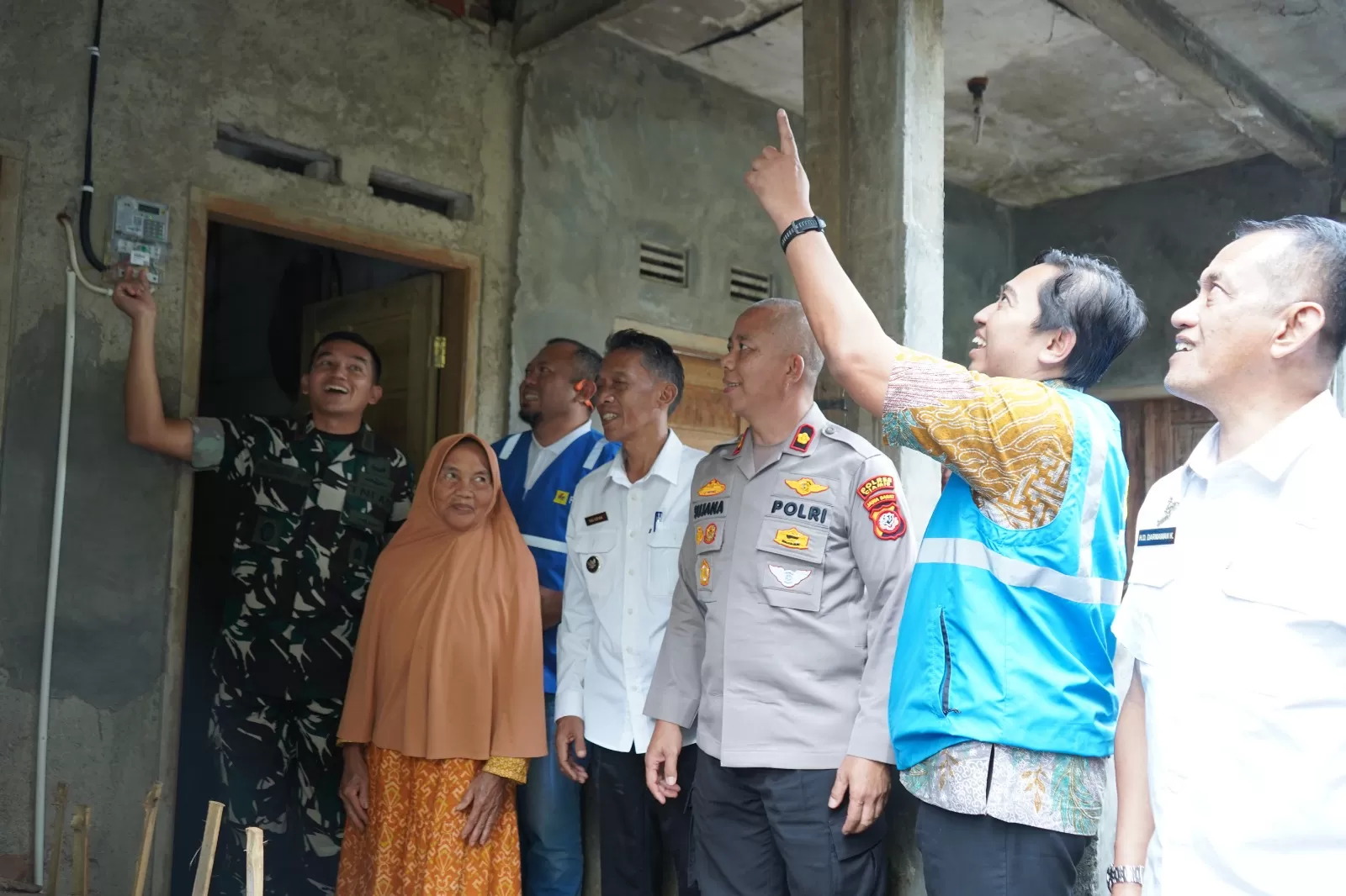 Kepala PLN UID Jabar, Sugeng Widodo saat realisasikan program penyambungan listrik gratis di Ciamis Jabar, Kamis (5/3/2026). (FOTO: dok PLN)