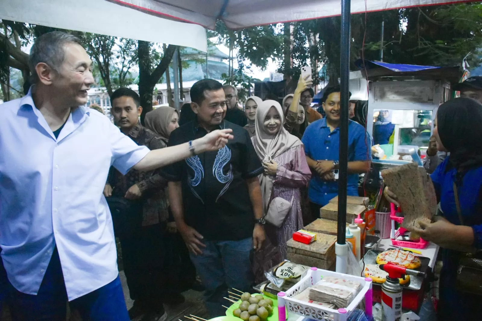 Jusuf Hamka (pakaian putih) di ikuti Dony dan jajaran pemda, saat ngabuburit di alun-alun Sumedang. ist