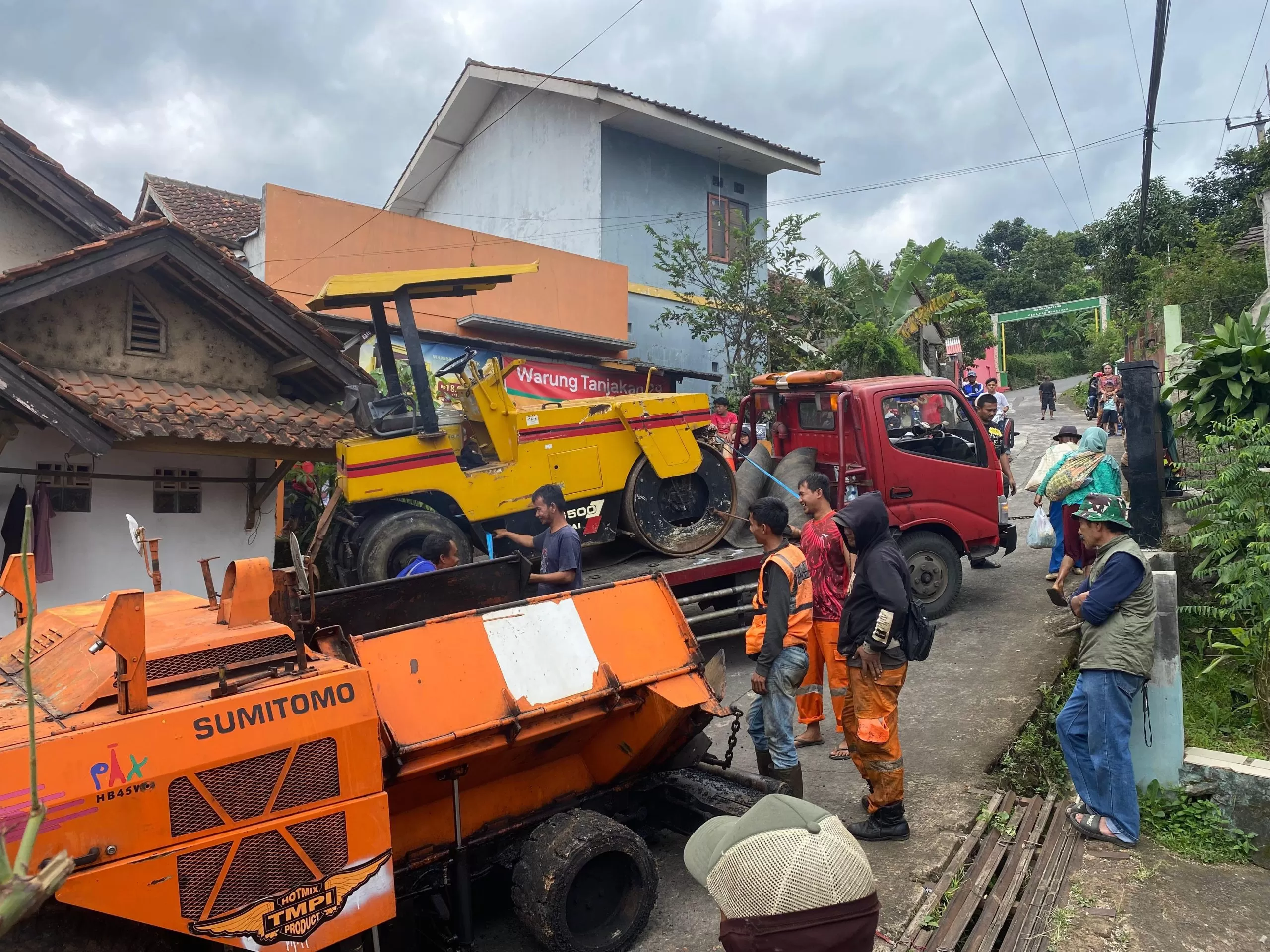 Petugas bersama warga melakukan proses evakuasi truk bernopol F 8357 FU yang membawa alat berat setelah mengalami insiden mundur di Tanjakan Lasmini, Jalan Cimande, Desa Sindangpakuon, Kecamatan Cimanggung, Kabupaten Sumedang, Minggu (8/3/2026