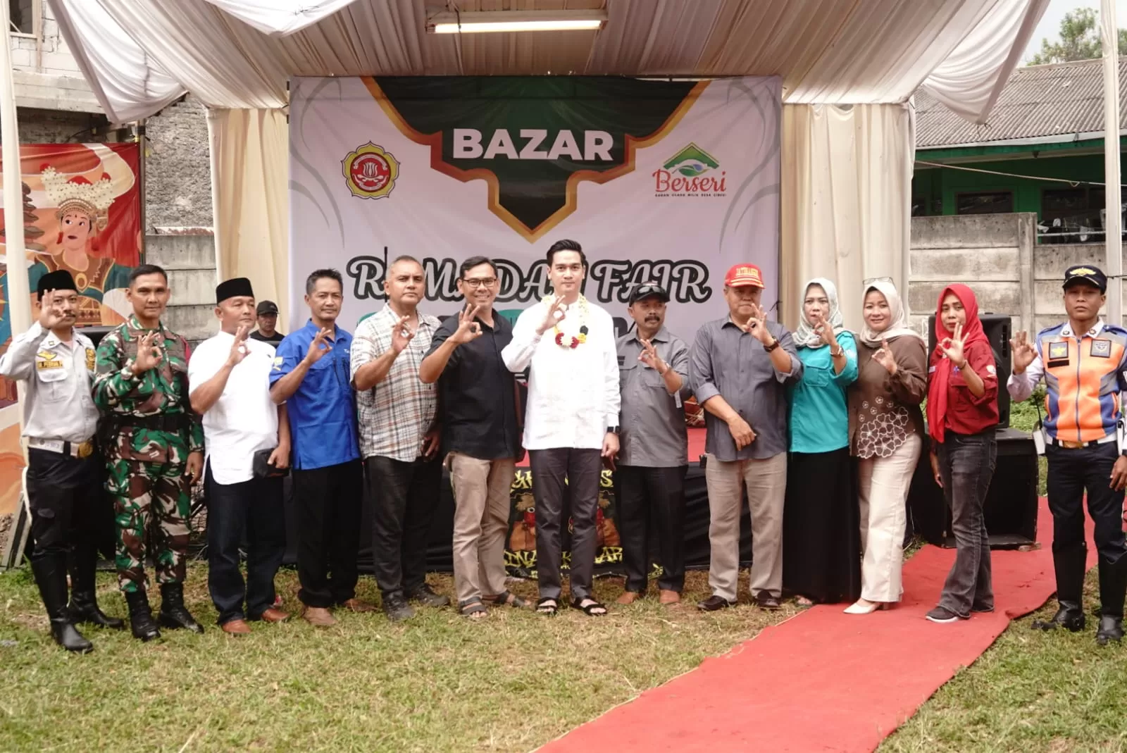Foto Bersama, Wakil Bupati Sumedang M Fajar Aldila saat membuka acara Bazar, ist