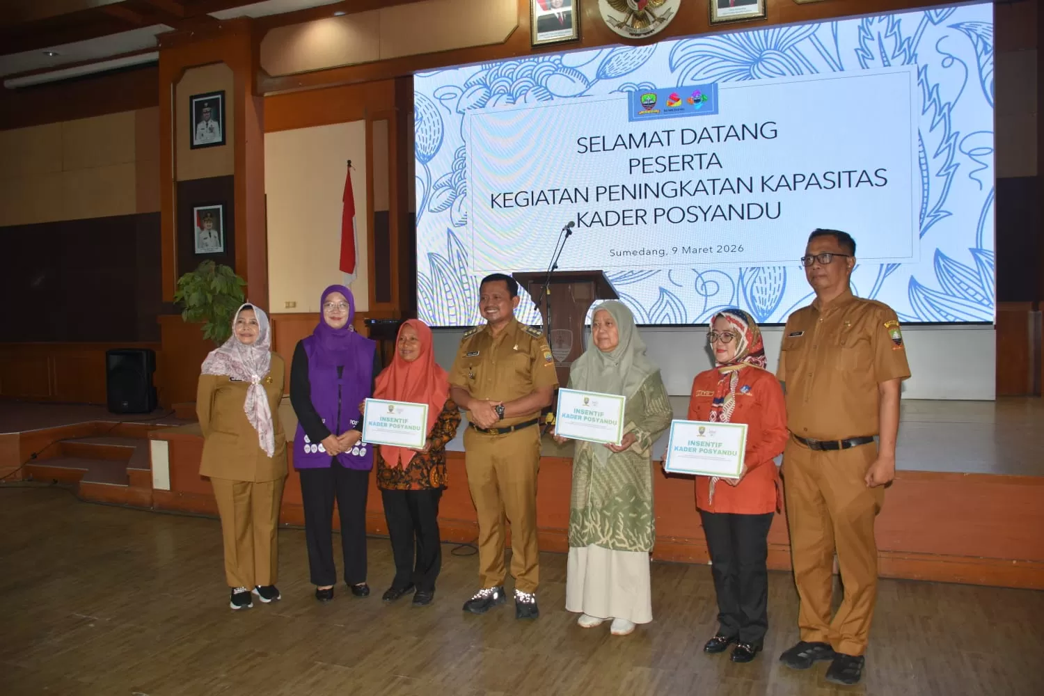 Foto Bersama, Bupati Sumedang Dony Ahmad Munir bersama Kader Posyandu - ist