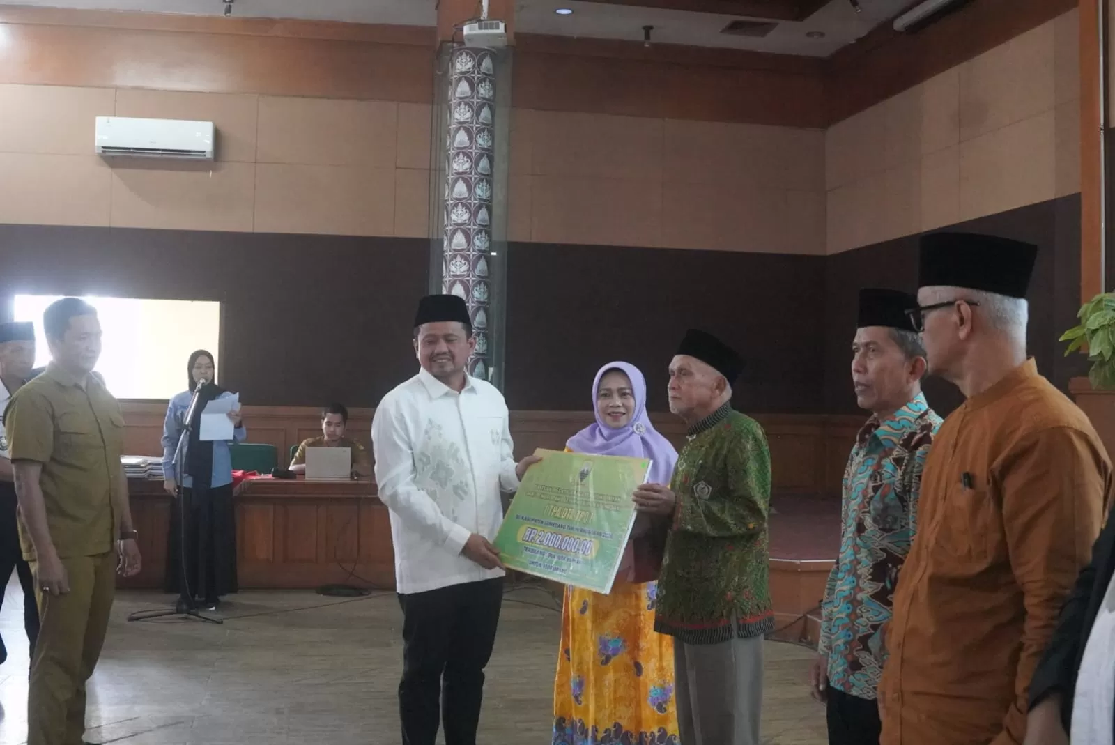 Foto : Bupati Sumedang Dony Ahmad Munir saat menyerahkan Bantuan Untuk Guru Mengaji, ist