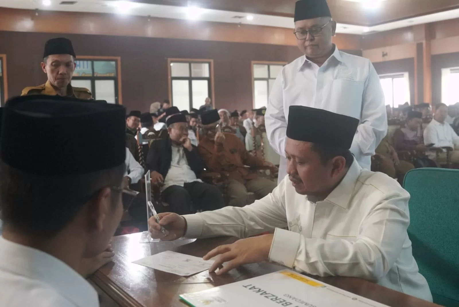 Foto : Bupati Sumedang saat menyerahkan zakat kepada Badan Amil Zakat Nasional (BAZNAS) Kabupaten Sumedang. ist