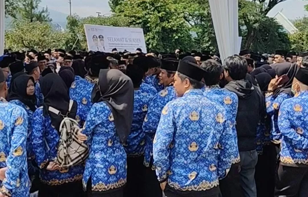 PPPK Paruh Waktu Sumedang saat menerima SK. 