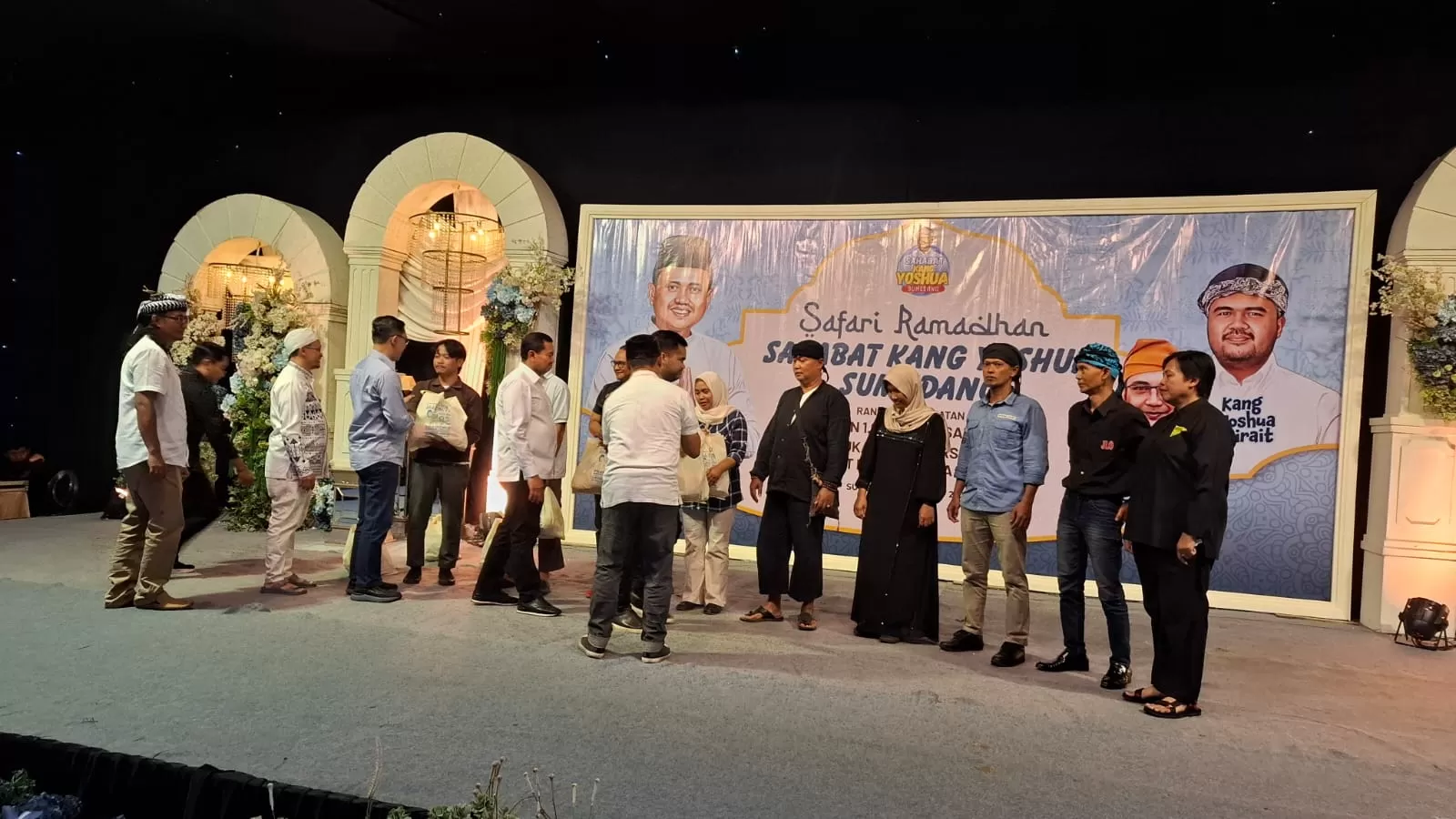 Momen pembagian 1000 sembako dalam acara safari ramadan relawan sahabat Yosua, di Gedung Nusantara Sumedang. Jumat (13/3/2026)- ist