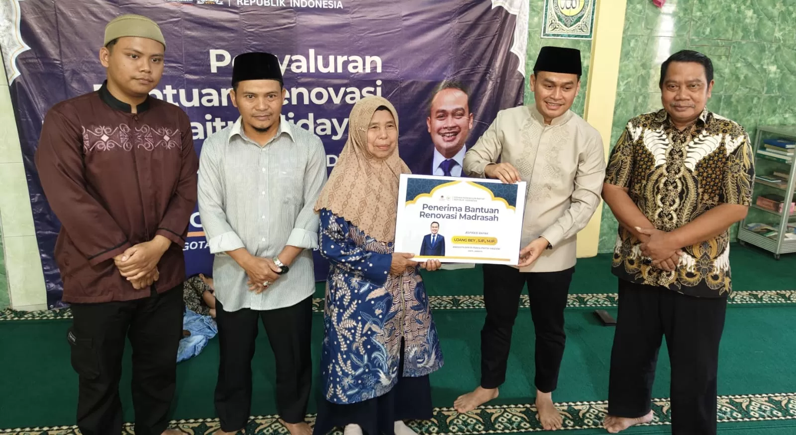 Anggota DPR RI Ujang Bey saat memberikan bantuan renovasi MDTA Baitul Hidayah secara simbolis di Desa Hariang.